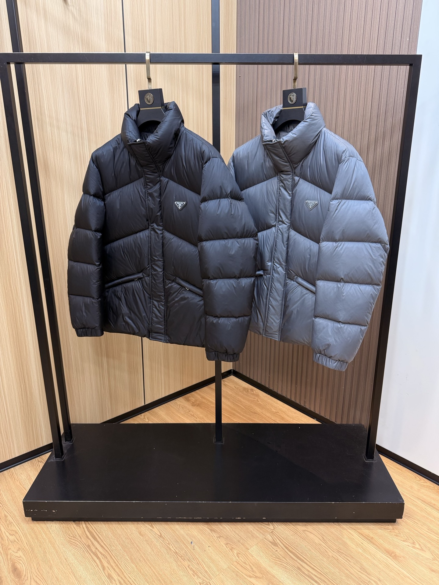 爆款🔥秋冬新款🆕羽绒服 原版1:1订制五金配件全进口原版定制 欢迎专柜对比 绝对的高品质 采用顶级90白