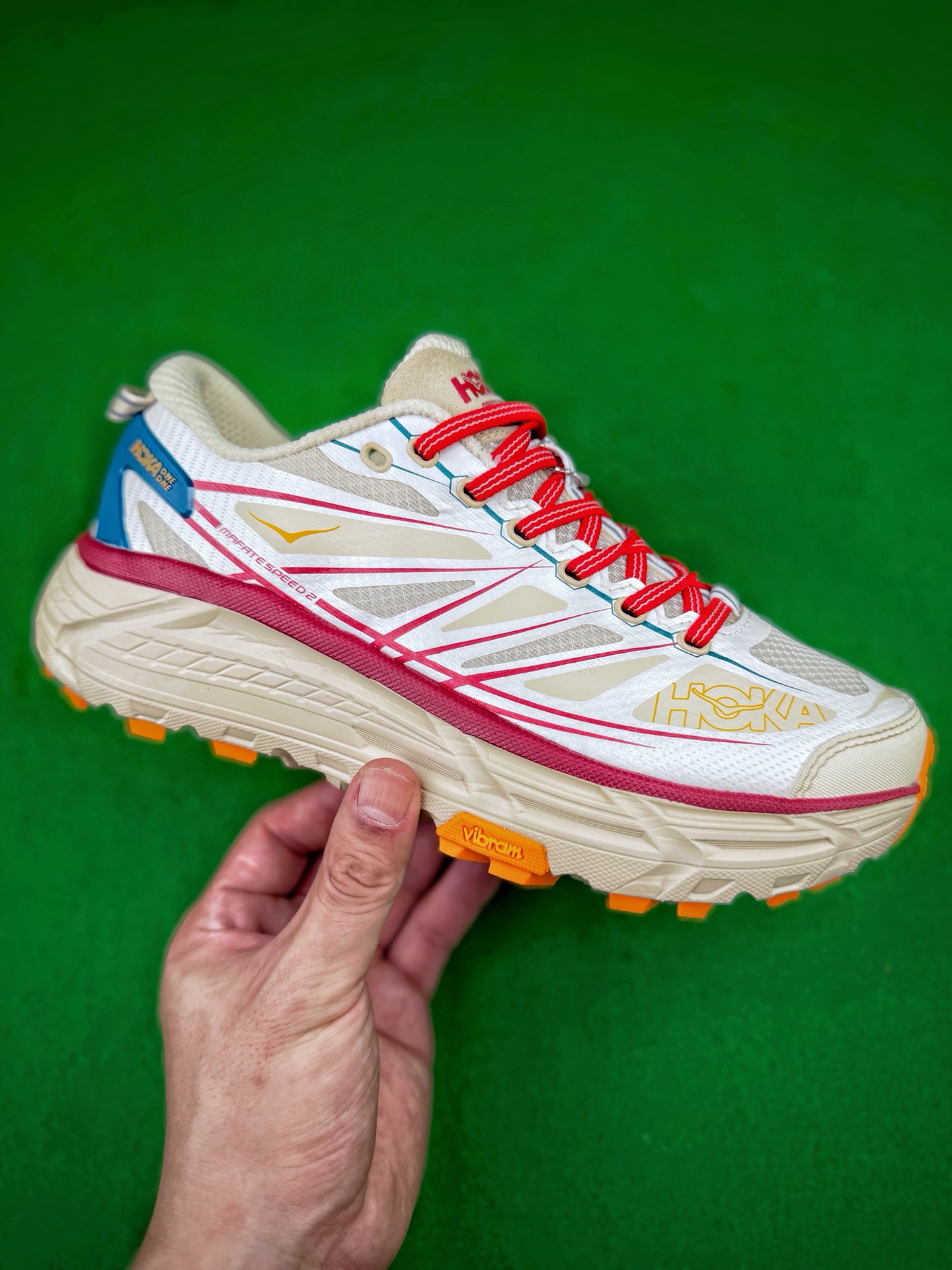 ‼️HOKA Mafate Speed 2系列，是品牌经典厚底复古越野跑鞋，鞋面采用轻量化工程网眼面料打造，透气轻盈，搭配热熔压条加固鞋身，在减重的同时提升鞋面支撑稳定性，中底延续标志性超厚泡绵结构，拥有充沛的缓震行程，长途徒步、山野奔跑都能有效缓冲地面冲击力，外底搭载Vibram防滑橡胶大底，深锯齿纹路抓地强悍，泥泞与碎石路面都能稳住脚步，户外机能轮廓自带潮流属性，既能胜任登山、徒步、越野跑等户外场景，日常穿搭也具备高辨识度，是兼顾强缓震、户外性能与复古穿搭感的多功能越野休闲鞋。Size 36 36.5 37 38 38.5 39 40 40.5 41 42 42.5 43 44 45 image 1