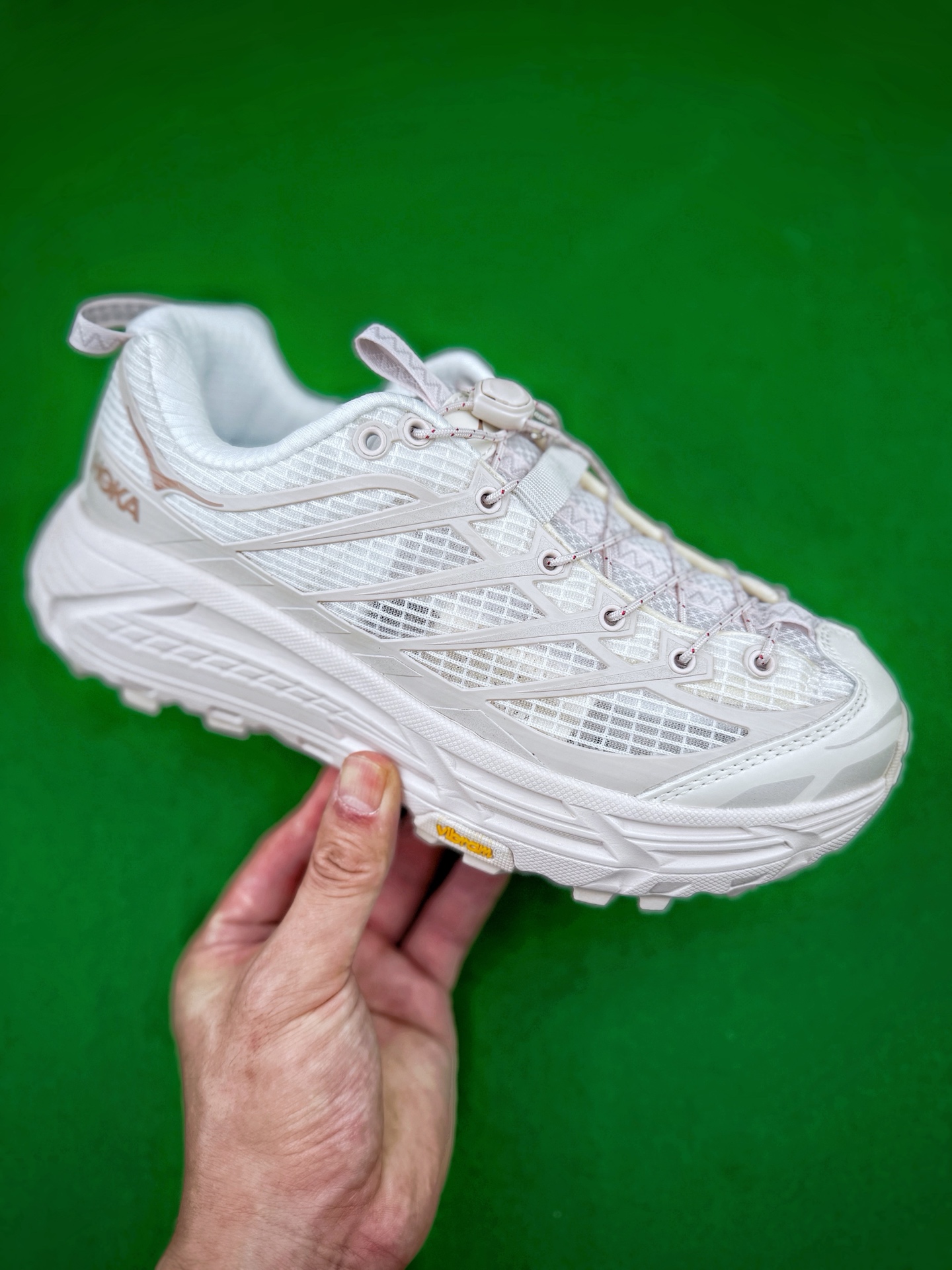 ‼️HOKA Mafate Three2系列，是品牌新一代厚底机能越野跑鞋，鞋面采用透气工程网布搭配立体支撑压条，兼顾透气表现与侧向稳定，快抽绳鞋带结构可以快速穿脱，适配户外场景；标志性加厚泡绵中底带来充足缓震，有效消解长途行走的冲击力，外底搭载Vibram橡胶，粗犷齿纹带来强抓地力，适配土路、碎石等多种复杂路面，机能风的鞋型辨识度很高级，既适合徒步、轻越野等户外活动，日常穿搭也很有风格，是兼顾户外性能与潮流属性的多功能越野休闲鞋。Size 36 36.5 37 38 38.5 39 40 40.5 41 42 42.5 43 44 45 image 1