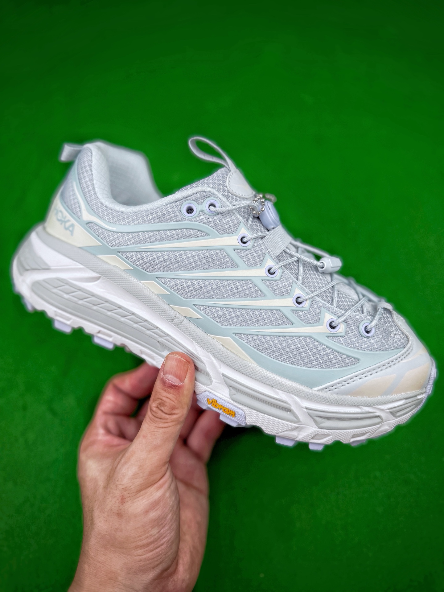 ‼️HOKA Mafate Three2系列，是品牌新一代厚底机能越野跑鞋，鞋面采用透气工程网布搭配立体支撑压条，兼顾透气表现与侧向稳定，快抽绳鞋带结构可以快速穿脱，适配户外场景；标志性加厚泡绵中底带来充足缓震，有效消解长途行走的冲击力，外底搭载Vibram橡胶，粗犷齿纹带来强抓地力，适配土路、碎石等多种复杂路面，机能风的鞋型辨识度很高级，既适合徒步、轻越野等户外活动，日常穿搭也很有风格，是兼顾户外性能与潮流属性的多功能越野休闲鞋。Size 36 36.5 37 38 38.5 39 40 40.5 41 42 42.5 43 44 45 image 1