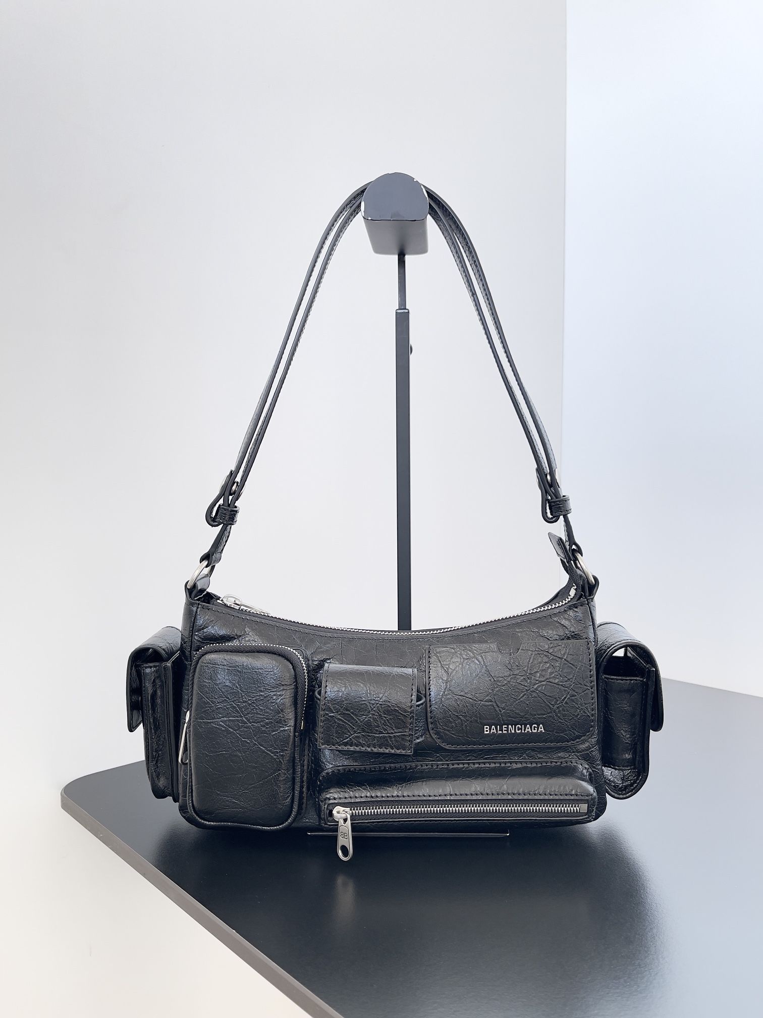 Balenciaga superbusy shoulder bag
A must-have item for the street, decorated with retro work pockets made of sheepskin, a very practical shoulder bag, a dark punk motorcycle multi-functional underarm bag, perfect for turning heads when out on the street💯, the same style for men and women, a must-have artifact for travel Dimensions: length 25
