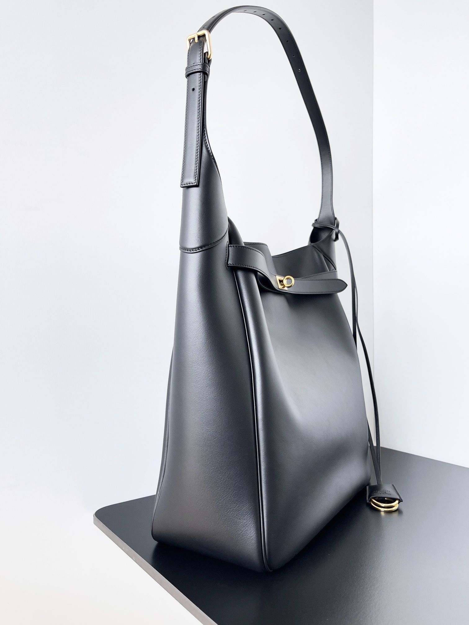 Balenciaga Style Beige Hobo Bag style reference detail image 2 from source 776266