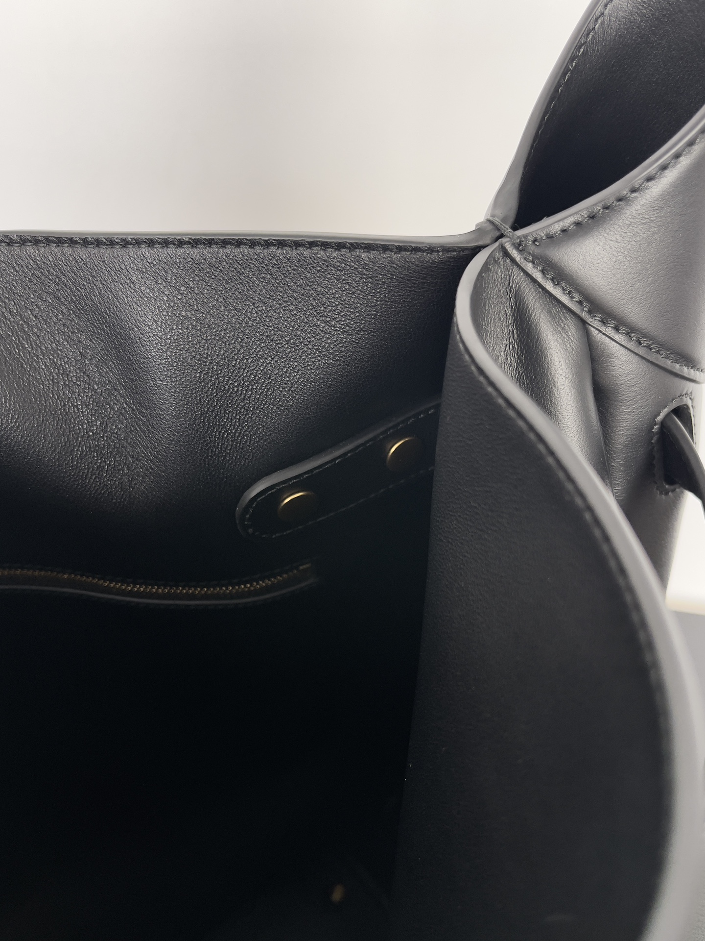 Balenciaga Style Beige Hobo Bag style reference detail image 5 from source 776266