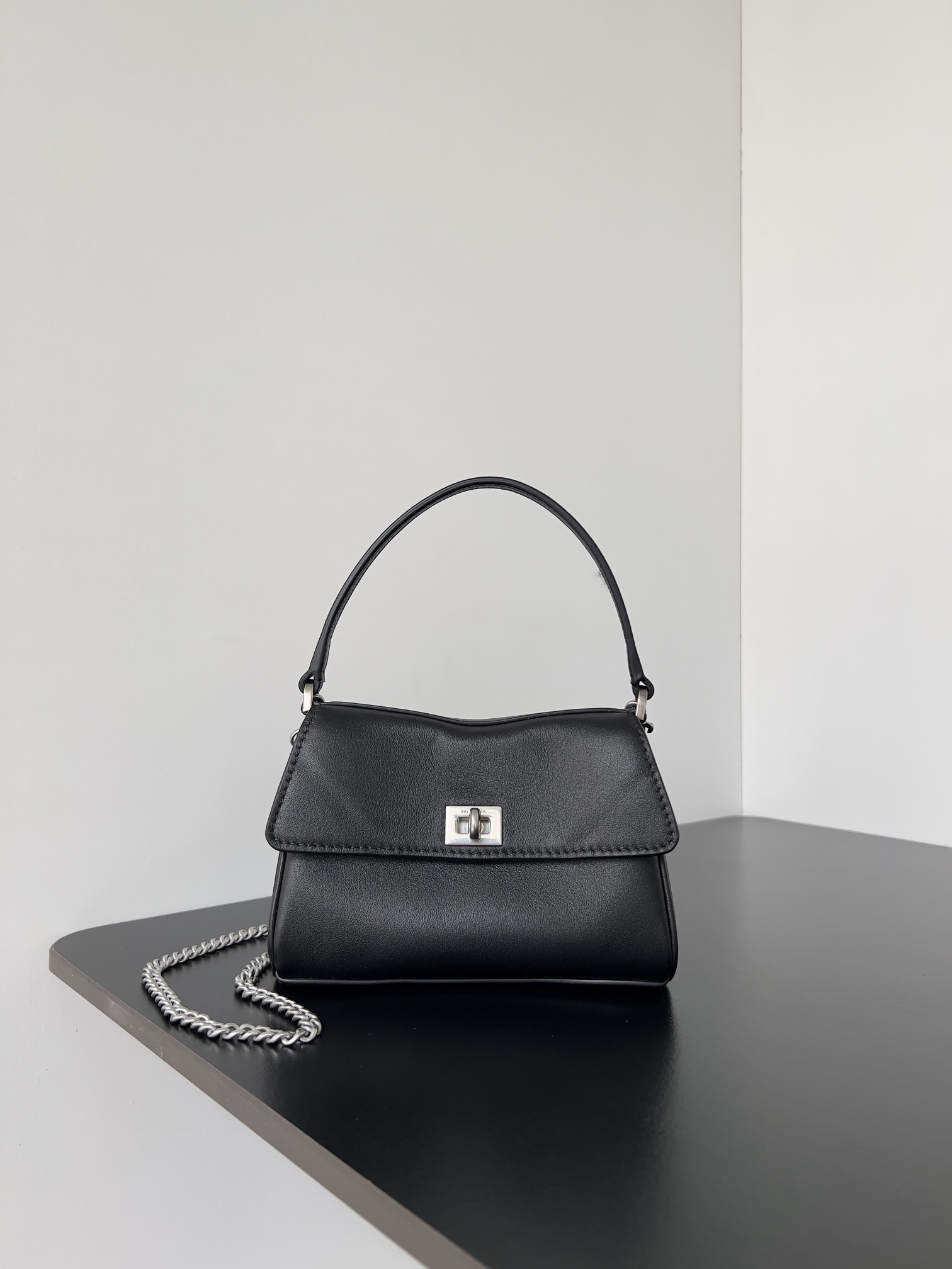 NO:207978,The authentic Rodeo series has launched a new Nano chain bag with detachable chain. Switch to a super cute handbag in one second. The summer must-have bag is here!  !  !  A card slot is matched inside the compartment. The ultra-simple style depends on who hasn't own the first cute little in summer. Model number: 819429 black silver. Size length 16 x height 9.9 x width 4.5 cm. Balenciaga.19860909正品级  超火爆的Rodeo系列全新推出了Nano链条包可拆卸链条 一秒切换成超可爱的手拎包夏日必备小包来啦！！！隔层内里搭配一个卡位 超极简风格看谁还没拥有夏天第一个小可爱 款号:819429黑银 尺寸长16 x 高9.9 x 宽4.5厘米,巴黎世家,balenciaga,Bag