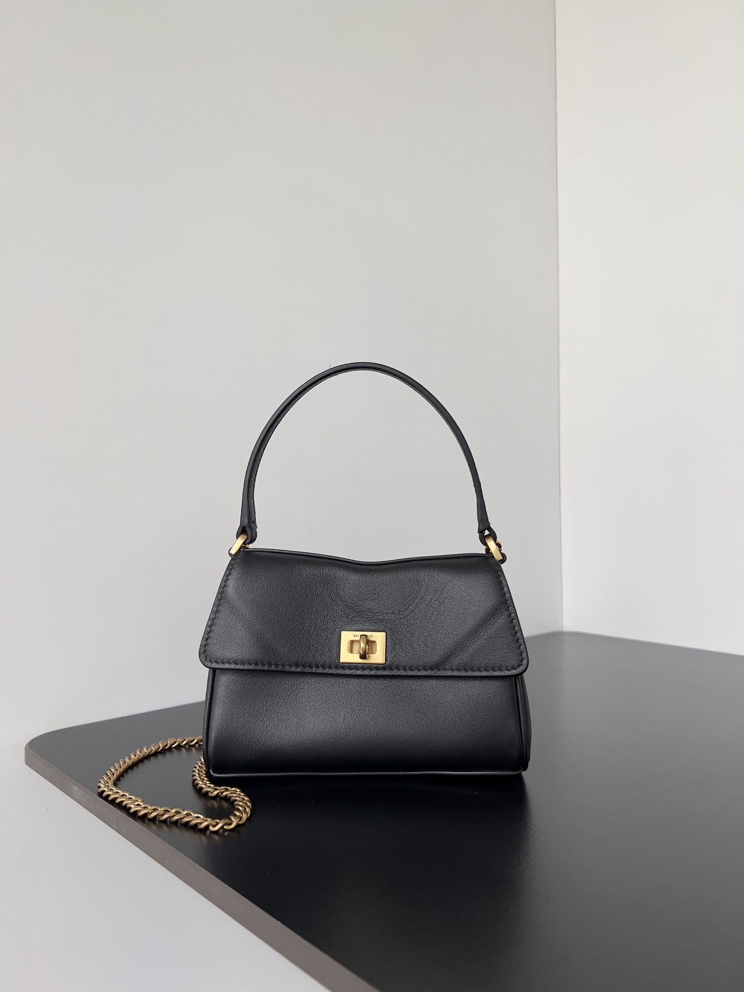 NO:207982,The authentic Rodeo series has launched a new Nano chain bag with detachable chain. Switch to a super cute handbag in one second. The summer must-have bag is here!  !  !  A card slot is matched inside the compartment. The ultra-simple style depends on who hasn't owned the first cute little in summer. Model number: 819429 Black Gold Size 16 x Height 9.9 x Width 4.5 cm, Balenciaga19860909正品级  超火爆的Rodeo系列全新推出了Nano链条包可拆卸链条 一秒切换成超可爱的手拎包夏日必备小包来啦！！！隔层内里搭配一个卡位 超极简风格看谁还没拥有夏天第一个小可爱 款号:819429黑金 尺寸长16 x 高9.9 x 宽4.5厘米,巴黎世家,balenciaga,Bag