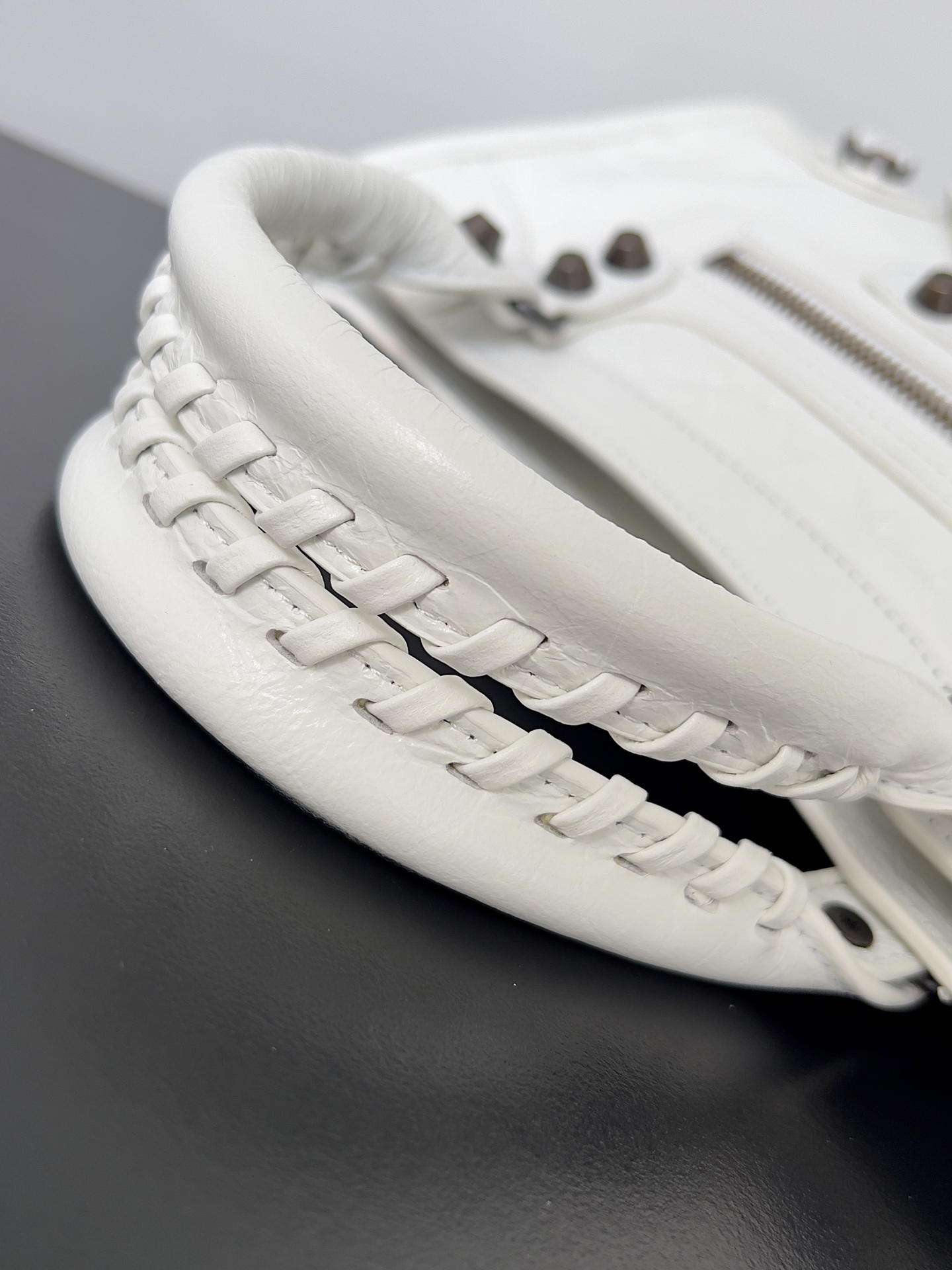 𝗕𝗔𝗟𝗘𝗡𝗖𝗜𝗔𝗚𝗔*𝗟𝗘 𝗖𝗜𝗧𝗬
最具标志性手袋Le City系列✴️2024该系列强势回归 重新演绎经典👜和经典系列稍有不同的是取消了镜子和卡包，肩带的设计也更加适合斜挎～小细节的变动让整体更显轻盈🌬️新增的马卡龙色系格外适合春夏🌱不羁帅气的造型碰撞甜美色系 时尚感触手可得
款号：S5300
尺寸：长23.8 x 高16 x 宽6.3厘米