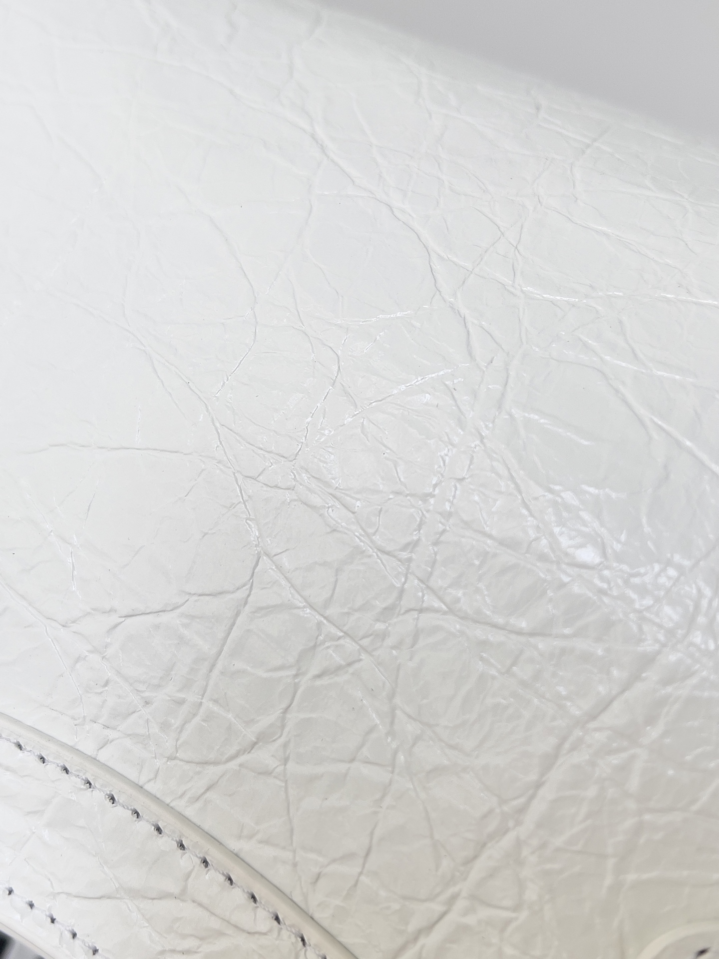 𝗕𝗔𝗟𝗘𝗡𝗖𝗜𝗔𝗚𝗔*𝗟𝗘 𝗖𝗜𝗧𝗬
最具标志性手袋Le City系列✴️2024该系列强势回归 重新演绎经典👜和经典系列稍有不同的是取消了镜子和卡包，肩带的设计也更加适合斜挎～小细节的变动让整体更显轻盈🌬️新增的马卡龙色系格外适合春夏🌱不羁帅气的造型碰撞甜美色系 时尚感触手可得
款号：S5300
尺寸：长23.8 x 高16 x 宽6.3厘米