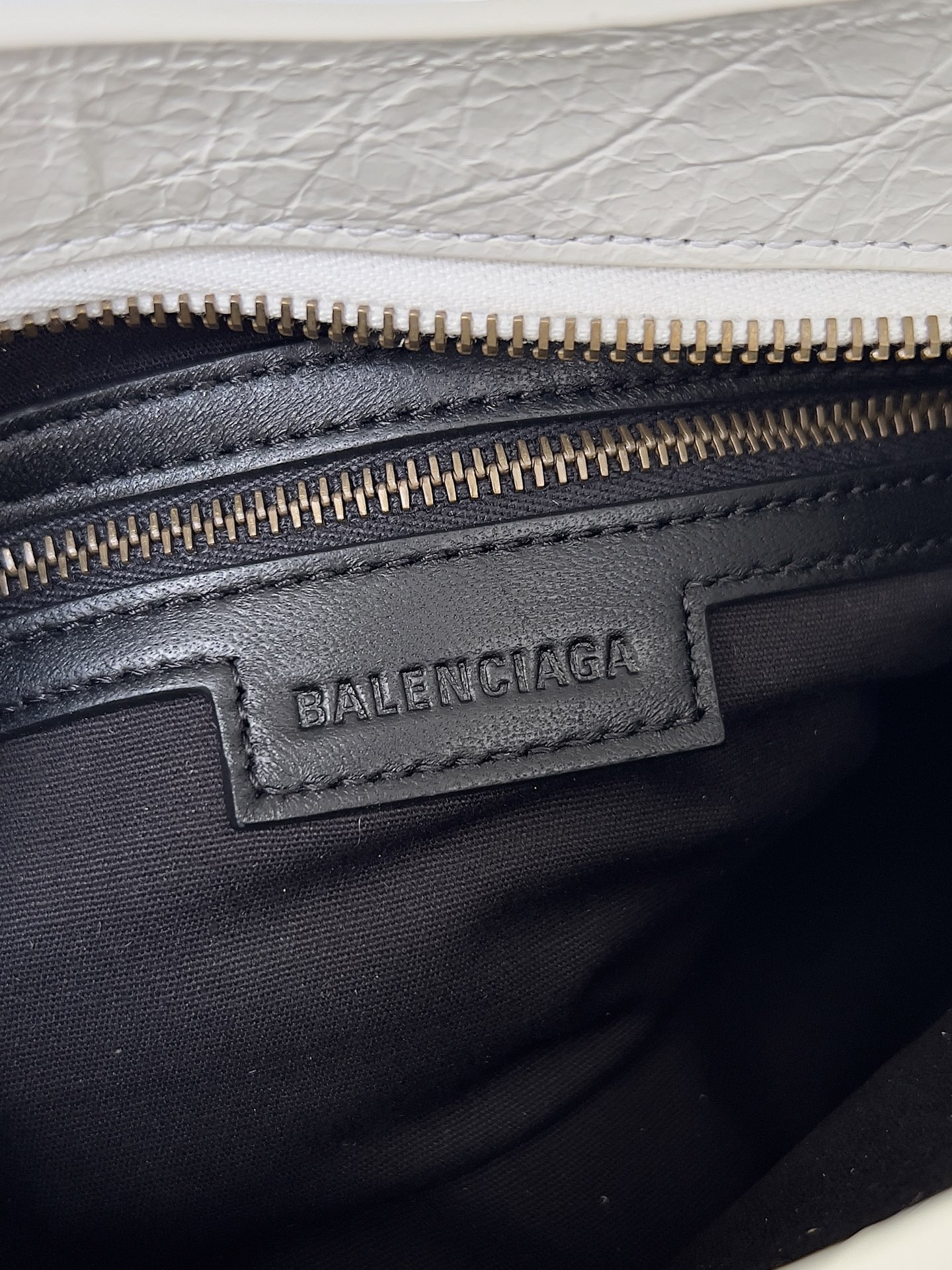 𝗕𝗔𝗟𝗘𝗡𝗖𝗜𝗔𝗚𝗔*𝗟𝗘 𝗖𝗜𝗧𝗬
最具标志性手袋Le City系列✴️2024该系列强势回归 重新演绎经典👜和经典系列稍有不同的是取消了镜子和卡包，肩带的设计也更加适合斜挎～小细节的变动让整体更显轻盈🌬️新增的马卡龙色系格外适合春夏🌱不羁帅气的造型碰撞甜美色系 时尚感触手可得
款号：S5300
尺寸：长23.8 x 高16 x 宽6.3厘米