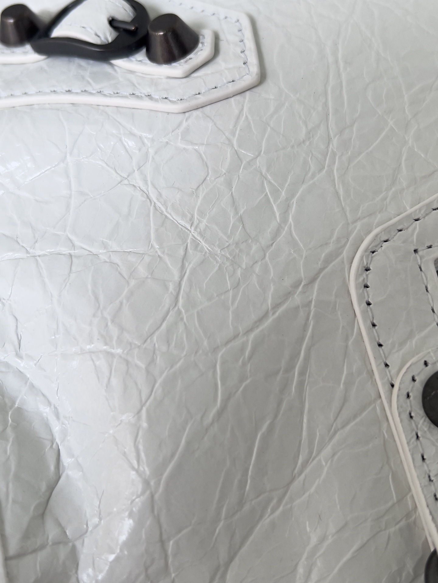 𝗕𝗔𝗟𝗘𝗡𝗖𝗜𝗔𝗚𝗔*𝗟𝗘 𝗖𝗜𝗧𝗬
最具标志性手袋Le City系列✴️2024该系列强势回归 重新演绎经典👜和经典系列稍有不同的是取消了镜子和卡包，肩带的设计也更加适合斜挎～小细节的变动让整体更显轻盈🌬️新增的马卡龙色系格外适合春夏🌱不羁帅气的造型碰撞甜美色系 时尚感触手可得
款号：S5300
尺寸：长29.9 x 高19.1 x 宽9.9厘米