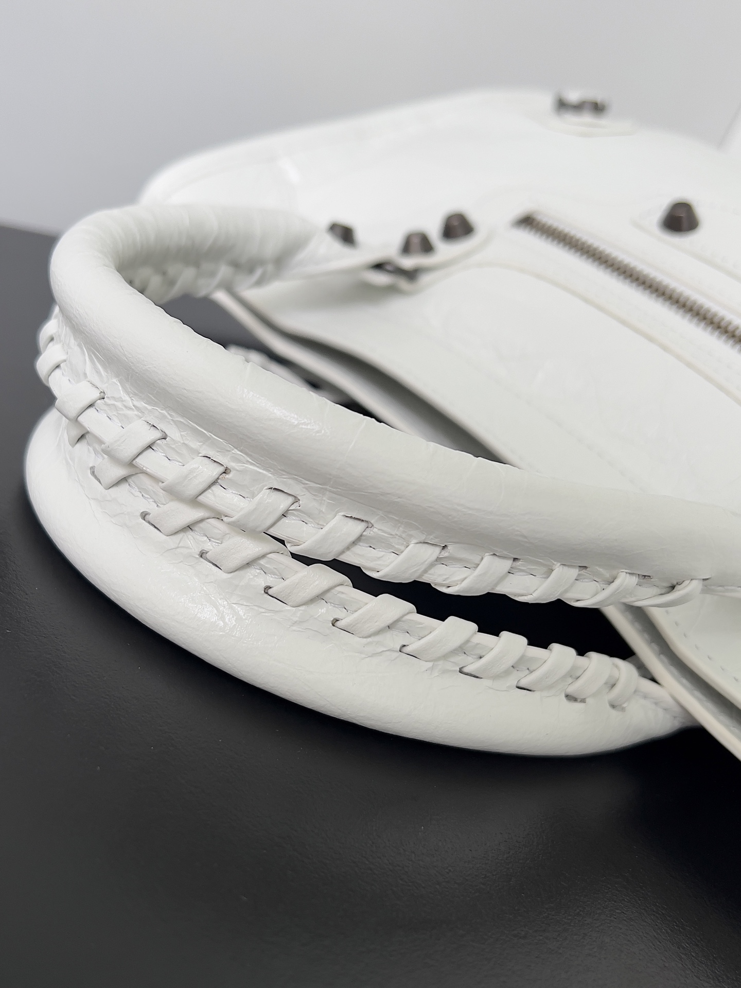 𝗕𝗔𝗟𝗘𝗡𝗖𝗜𝗔𝗚𝗔*𝗟𝗘 𝗖𝗜𝗧𝗬
最具标志性手袋Le City系列✴️2024该系列强势回归 重新演绎经典👜和经典系列稍有不同的是取消了镜子和卡包，肩带的设计也更加适合斜挎～小细节的变动让整体更显轻盈🌬️新增的马卡龙色系格外适合春夏🌱不羁帅气的造型碰撞甜美色系 时尚感触手可得
款号：S5300
尺寸：长29.9 x 高19.1 x 宽9.9厘米