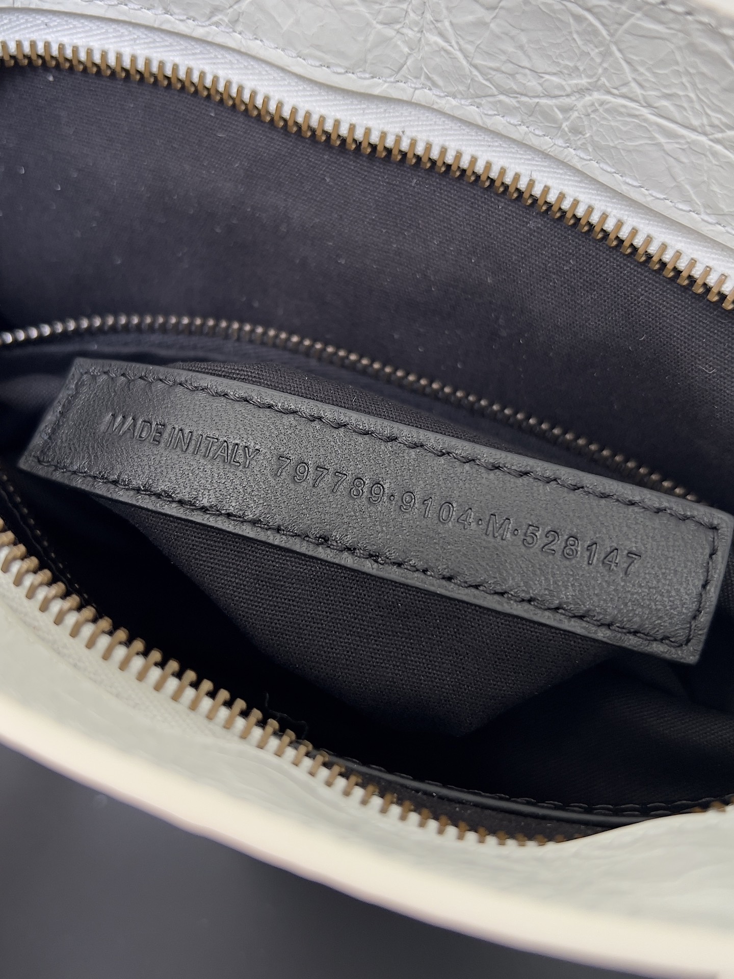 𝗕𝗔𝗟𝗘𝗡𝗖𝗜𝗔𝗚𝗔*𝗟𝗘 𝗖𝗜𝗧𝗬
最具标志性手袋Le City系列✴️2024该系列强势回归 重新演绎经典👜和经典系列稍有不同的是取消了镜子和卡包，肩带的设计也更加适合斜挎～小细节的变动让整体更显轻盈🌬️新增的马卡龙色系格外适合春夏🌱不羁帅气的造型碰撞甜美色系 时尚感触手可得
款号：S5300
尺寸：长29.9 x 高19.1 x 宽9.9厘米