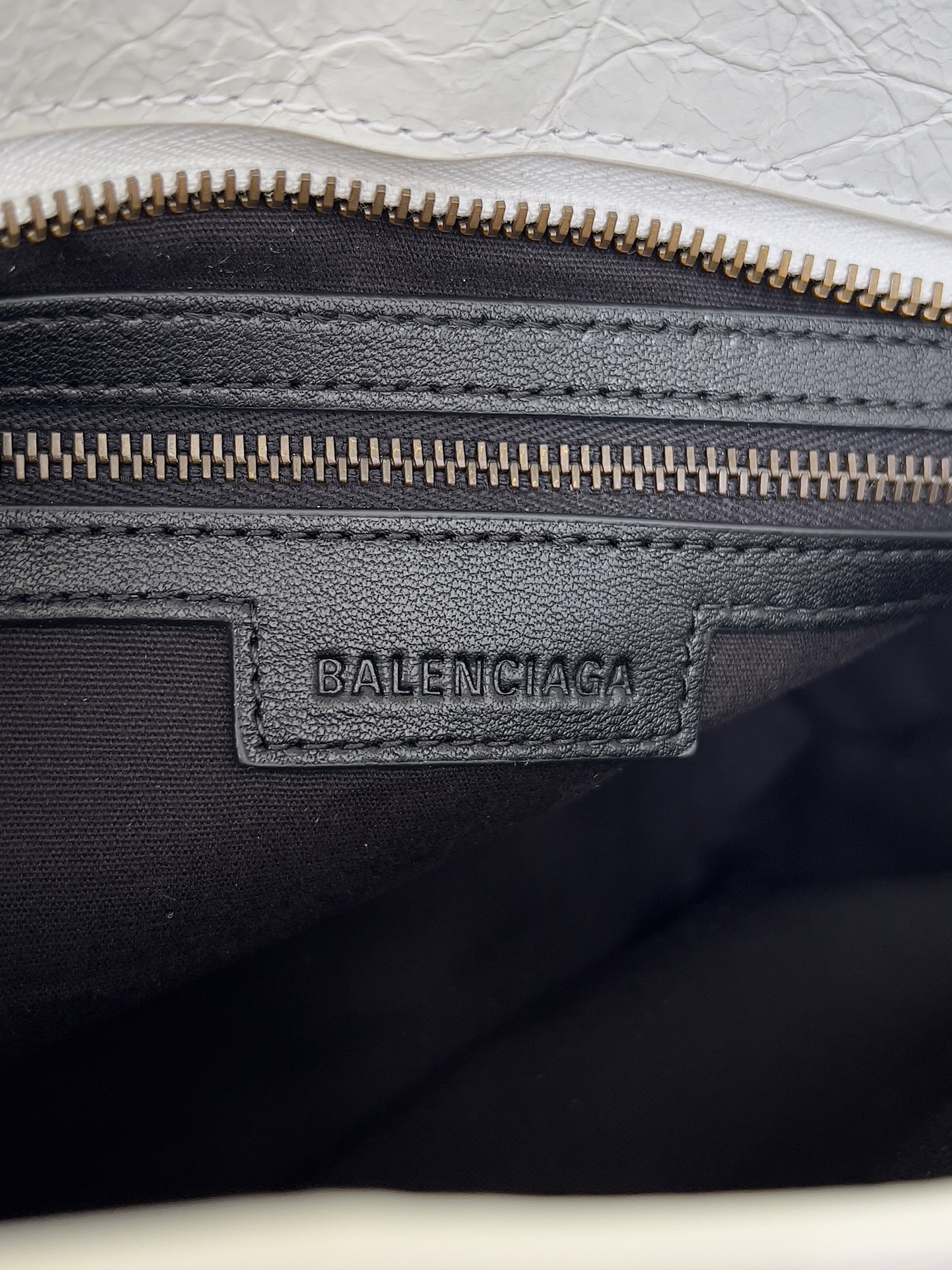 𝗕𝗔𝗟𝗘𝗡𝗖𝗜𝗔𝗚𝗔*𝗟𝗘 𝗖𝗜𝗧𝗬
最具标志性手袋Le City系列✴️2024该系列强势回归 重新演绎经典👜和经典系列稍有不同的是取消了镜子和卡包，肩带的设计也更加适合斜挎～小细节的变动让整体更显轻盈🌬️新增的马卡龙色系格外适合春夏🌱不羁帅气的造型碰撞甜美色系 时尚感触手可得
款号：S5300
尺寸：长29.9 x 高19.1 x 宽9.9厘米