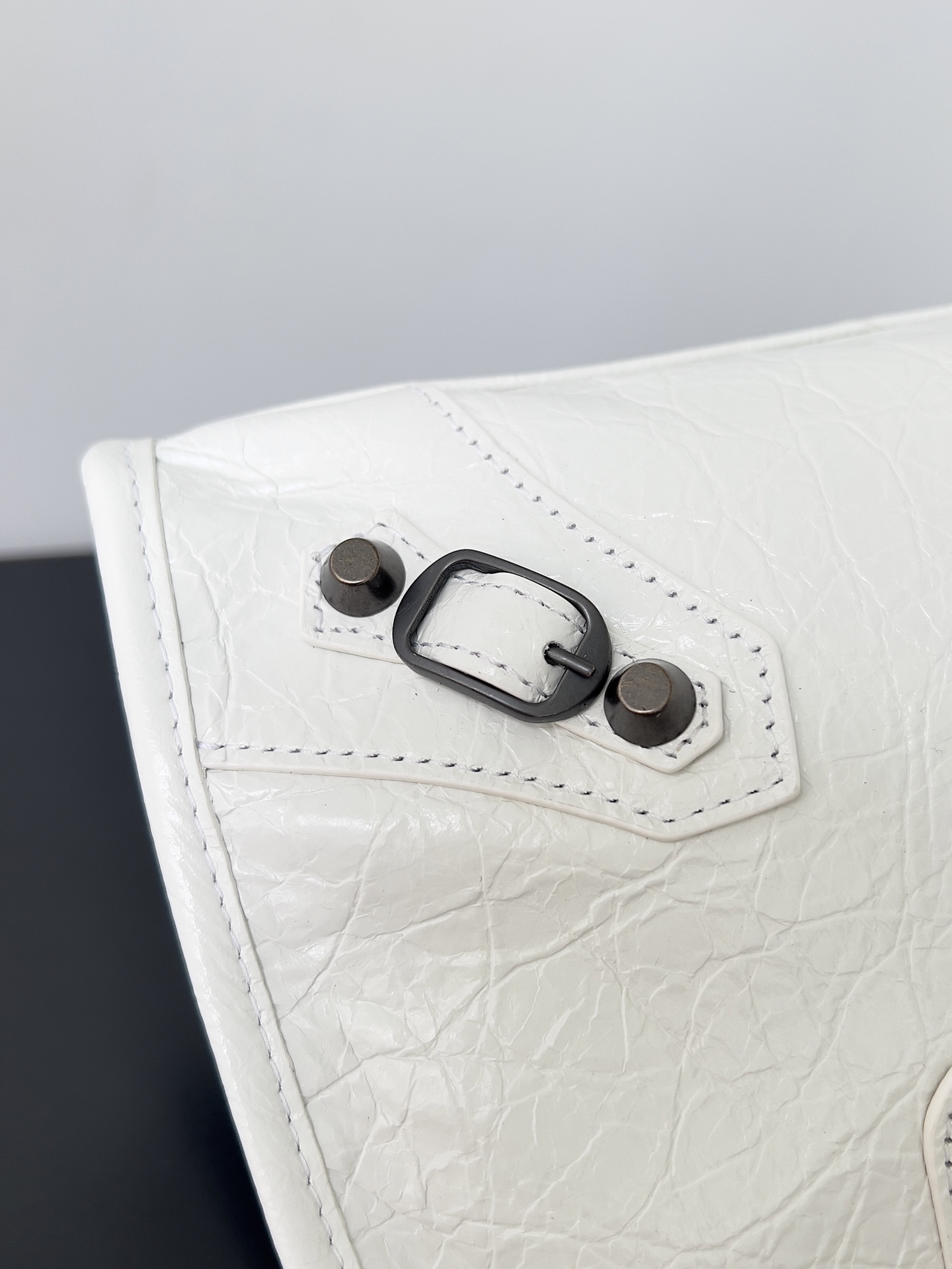 𝗕𝗔𝗟𝗘𝗡𝗖𝗜𝗔𝗚𝗔*𝗟𝗘 𝗖𝗜𝗧𝗬
最具标志性手袋Le City系列✴️2024该系列强势回归 重新演绎经典👜和经典系列稍有不同的是取消了镜子和卡包，肩带的设计也更加适合斜挎～小细节的变动让整体更显轻盈🌬️新增的马卡龙色系格外适合春夏🌱不羁帅气的造型碰撞甜美色系 时尚感触手可得
款号：S5300
尺寸：长29.9 x 高19.1 x 宽9.9厘米