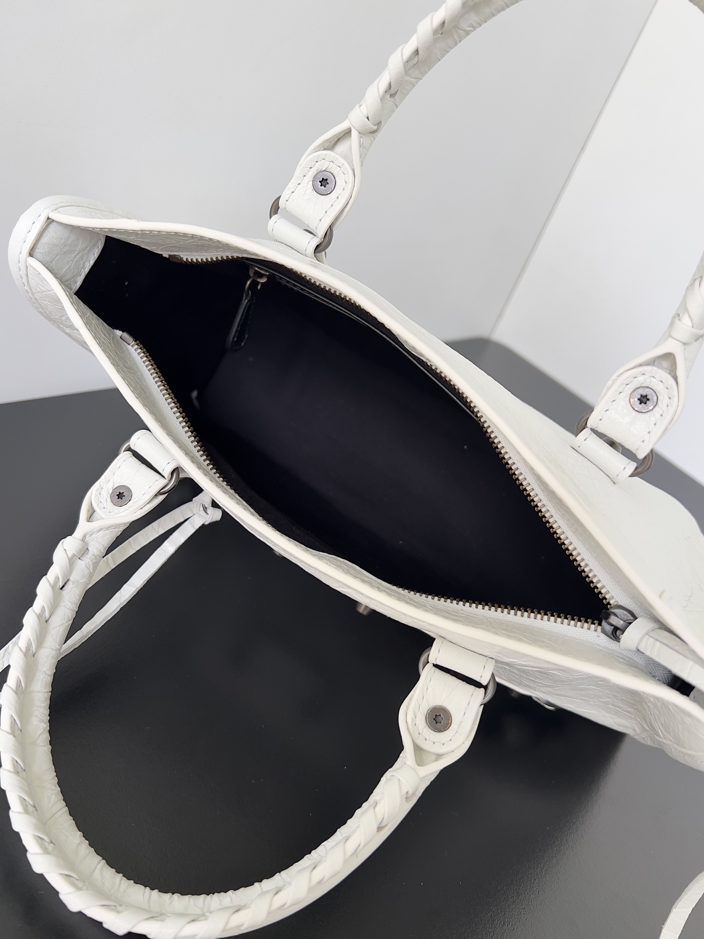 𝗕𝗔𝗟𝗘𝗡𝗖𝗜𝗔𝗚𝗔*𝗟𝗘 𝗖𝗜𝗧𝗬
最具标志性手袋Le City系列✴️2024该系列强势回归 重新演绎经典👜和经典系列稍有不同的是取消了镜子和卡包，肩带的设计也更加适合斜挎～小细节的变动让整体更显轻盈🌬️新增的马卡龙色系格外适合春夏🌱不羁帅气的造型碰撞甜美色系 时尚感触手可得
款号：S5300
尺寸：长29.9 x 高19.1 x 宽9.9厘米