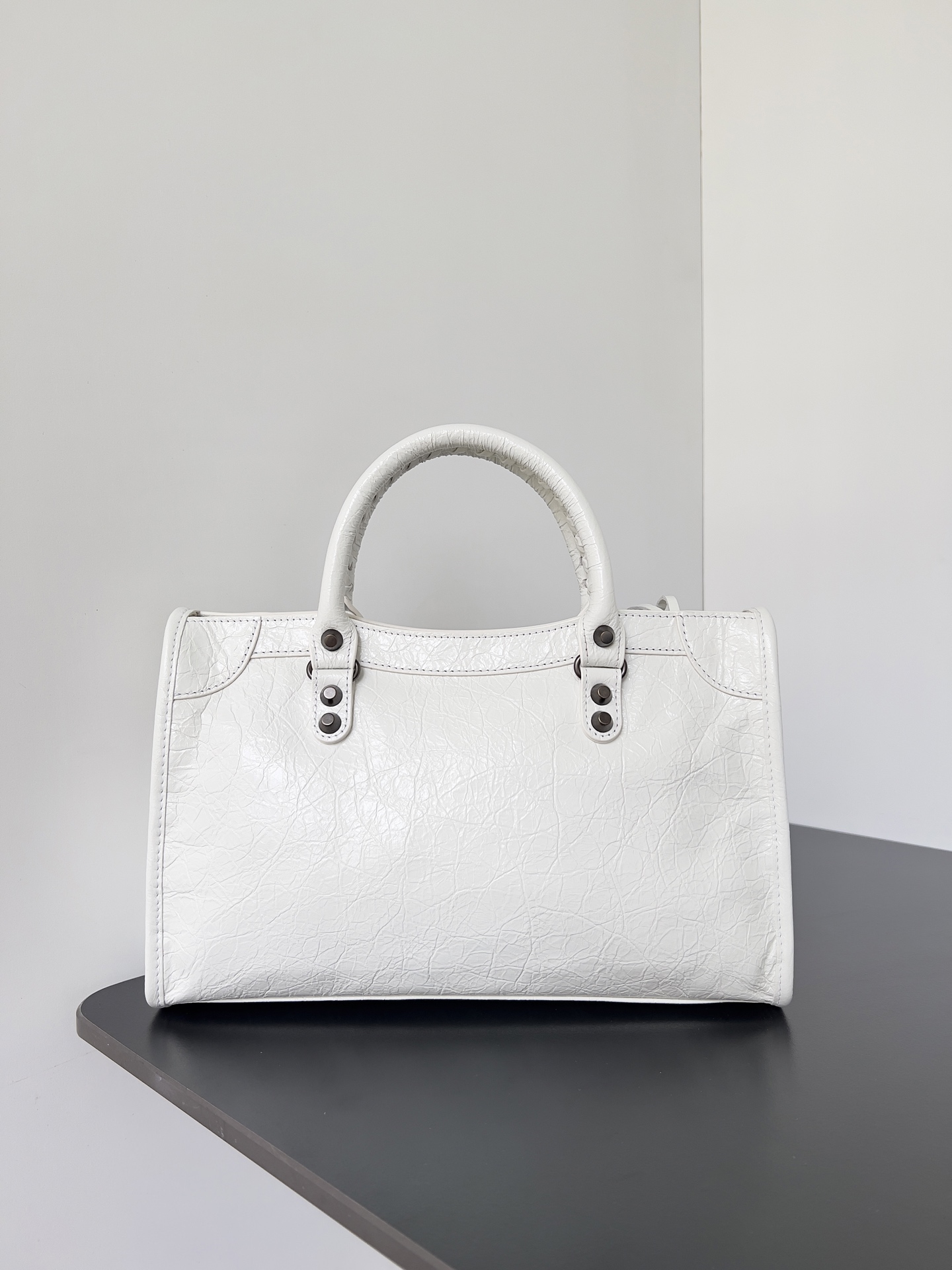 𝗕𝗔𝗟𝗘𝗡𝗖𝗜𝗔𝗚𝗔*𝗟𝗘 𝗖𝗜𝗧𝗬
最具标志性手袋Le City系列✴️2024该系列强势回归 重新演绎经典👜和经典系列稍有不同的是取消了镜子和卡包，肩带的设计也更加适合斜挎～小细节的变动让整体更显轻盈🌬️新增的马卡龙色系格外适合春夏🌱不羁帅气的造型碰撞甜美色系 时尚感触手可得
款号：S5300
尺寸：长29.9 x 高19.1 x 宽9.9厘米