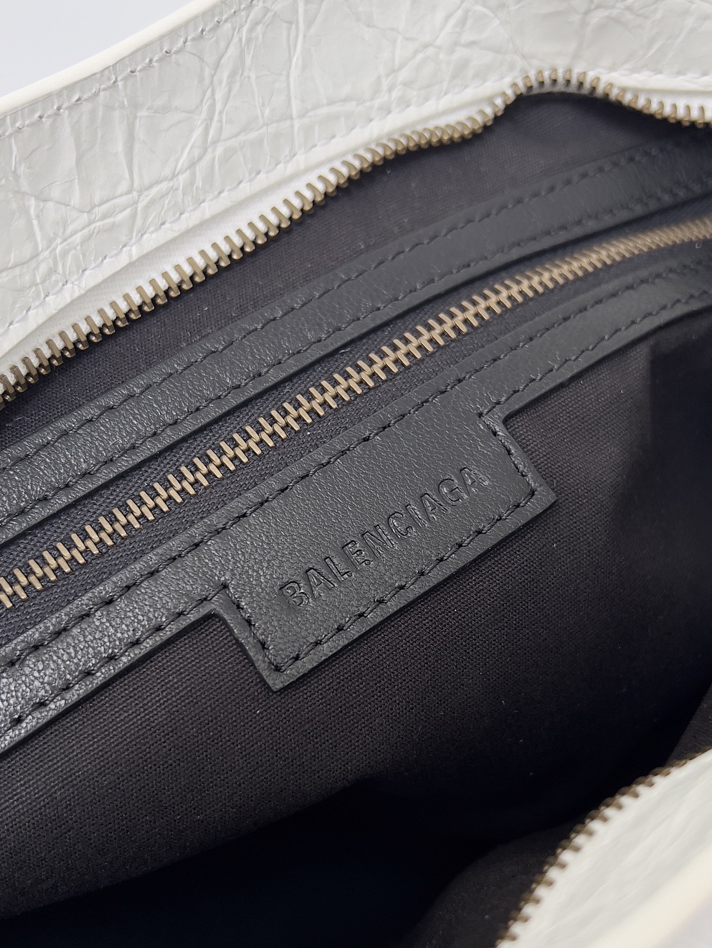 𝗕𝗔𝗟𝗘𝗡𝗖𝗜𝗔𝗚𝗔*𝗟𝗘 𝗖𝗜𝗧𝗬
最具标志性手袋Le City系列✴️2024该系列强势回归 重新演绎经典👜和经典系列稍有不同的是取消了镜子和卡包，肩带的设计也更加适合斜挎～小细节的变动让整体更显轻盈🌬️新增的马卡龙色系格外适合春夏🌱不羁帅气的造型碰撞甜美色系 时尚感触手可得
款号：S5300
尺寸：长37 x 高23.4 x 宽14.9厘米