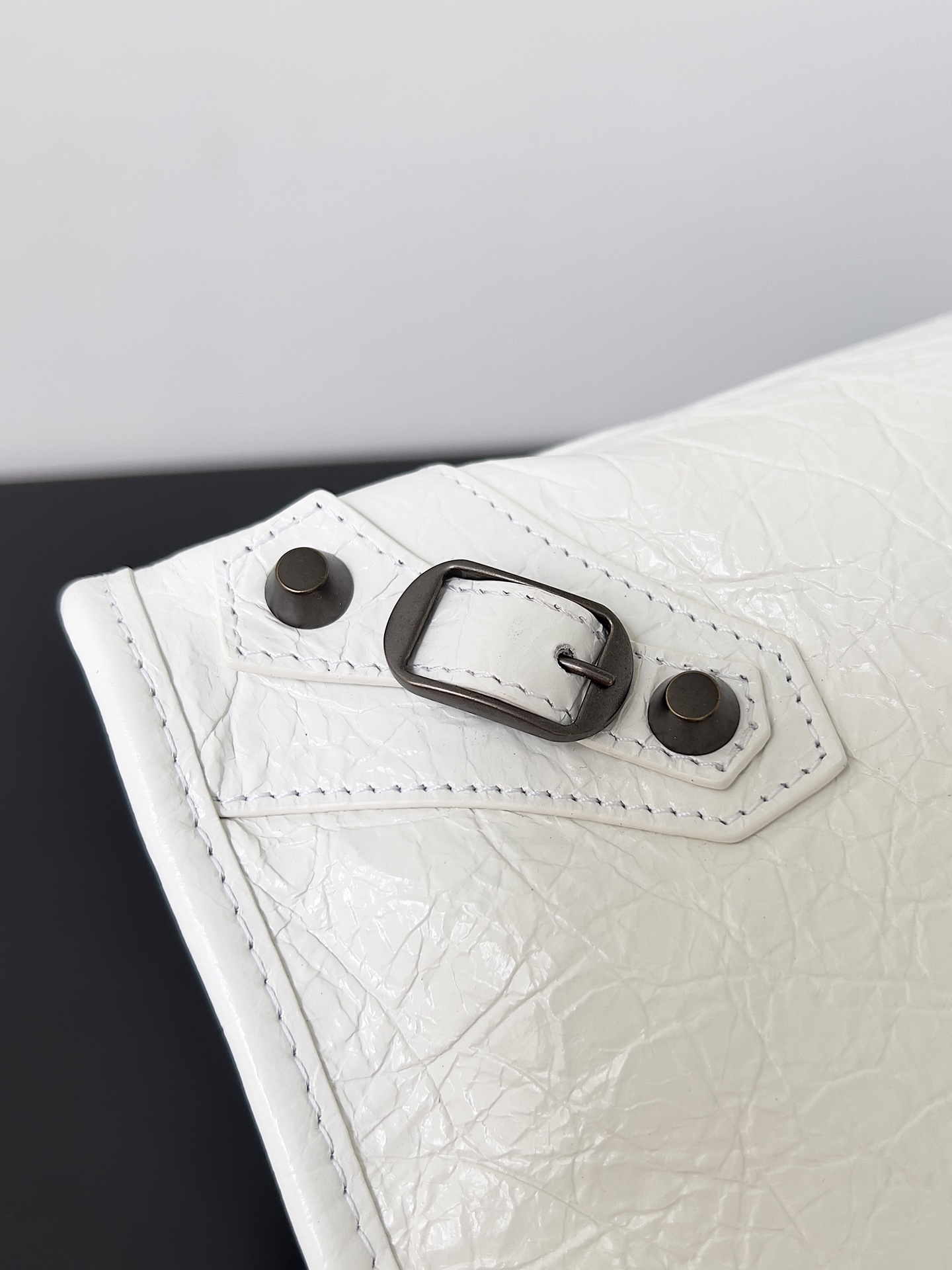 𝗕𝗔𝗟𝗘𝗡𝗖𝗜𝗔𝗚𝗔*𝗟𝗘 𝗖𝗜𝗧𝗬
最具标志性手袋Le City系列✴️2024该系列强势回归 重新演绎经典👜和经典系列稍有不同的是取消了镜子和卡包，肩带的设计也更加适合斜挎～小细节的变动让整体更显轻盈🌬️新增的马卡龙色系格外适合春夏🌱不羁帅气的造型碰撞甜美色系 时尚感触手可得
款号：S5300
尺寸：长37 x 高23.4 x 宽14.9厘米