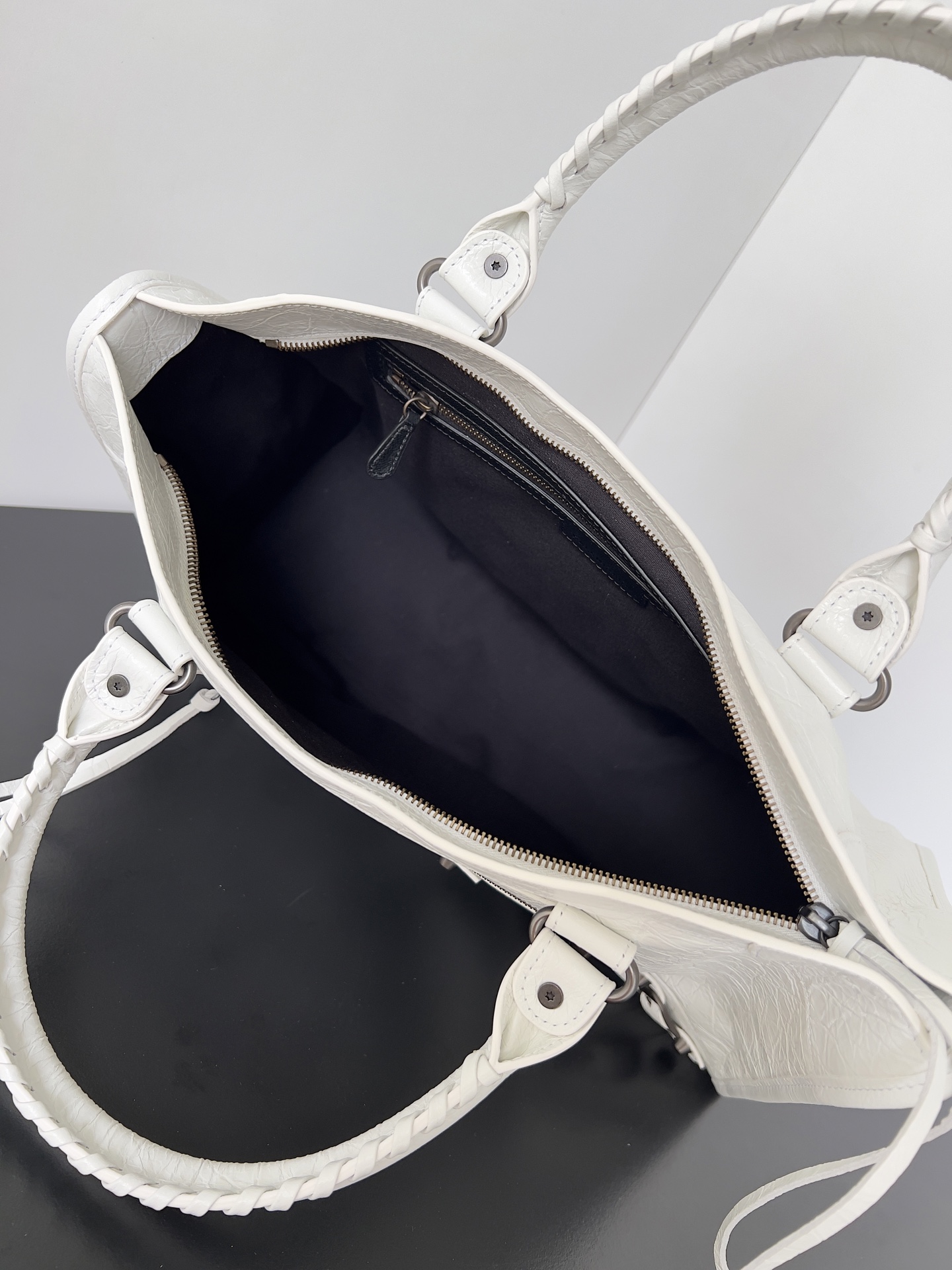 𝗕𝗔𝗟𝗘𝗡𝗖𝗜𝗔𝗚𝗔*𝗟𝗘 𝗖𝗜𝗧𝗬
最具标志性手袋Le City系列✴️2024该系列强势回归 重新演绎经典👜和经典系列稍有不同的是取消了镜子和卡包，肩带的设计也更加适合斜挎～小细节的变动让整体更显轻盈🌬️新增的马卡龙色系格外适合春夏🌱不羁帅气的造型碰撞甜美色系 时尚感触手可得
款号：S5300
尺寸：长37 x 高23.4 x 宽14.9厘米