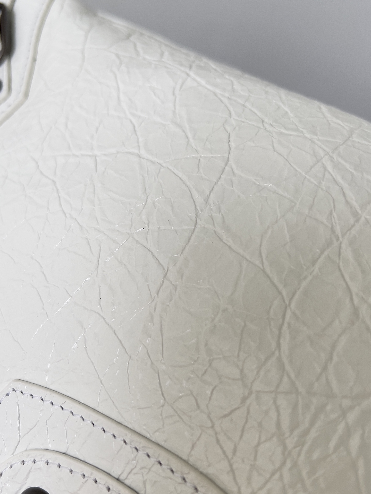 𝗕𝗔𝗟𝗘𝗡𝗖𝗜𝗔𝗚𝗔*𝗟𝗘 𝗖𝗜𝗧𝗬
最具标志性手袋Le City系列✴️2024该系列强势回归 重新演绎经典👜和经典系列稍有不同的是取消了镜子和卡包，肩带的设计也更加适合斜挎～小细节的变动让整体更显轻盈🌬️新增的马卡龙色系格外适合春夏🌱不羁帅气的造型碰撞甜美色系 时尚感触手可得
款号：S5300
尺寸：长37 x 高23.4 x 宽14.9厘米