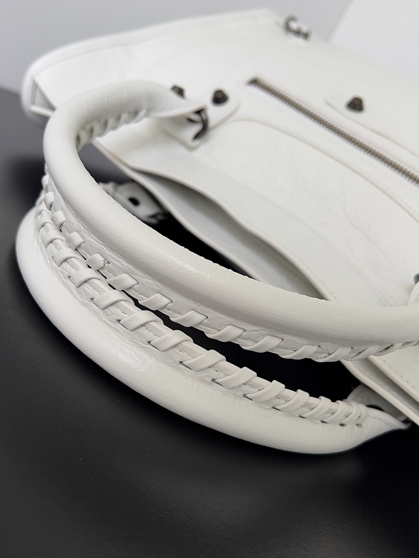 𝗕𝗔𝗟𝗘𝗡𝗖𝗜𝗔𝗚𝗔*𝗟𝗘 𝗖𝗜𝗧𝗬
最具标志性手袋Le City系列✴️2024该系列强势回归 重新演绎经典👜和经典系列稍有不同的是取消了镜子和卡包，肩带的设计也更加适合斜挎～小细节的变动让整体更显轻盈🌬️新增的马卡龙色系格外适合春夏🌱不羁帅气的造型碰撞甜美色系 时尚感触手可得
款号：S5300
尺寸：长37 x 高23.4 x 宽14.9厘米