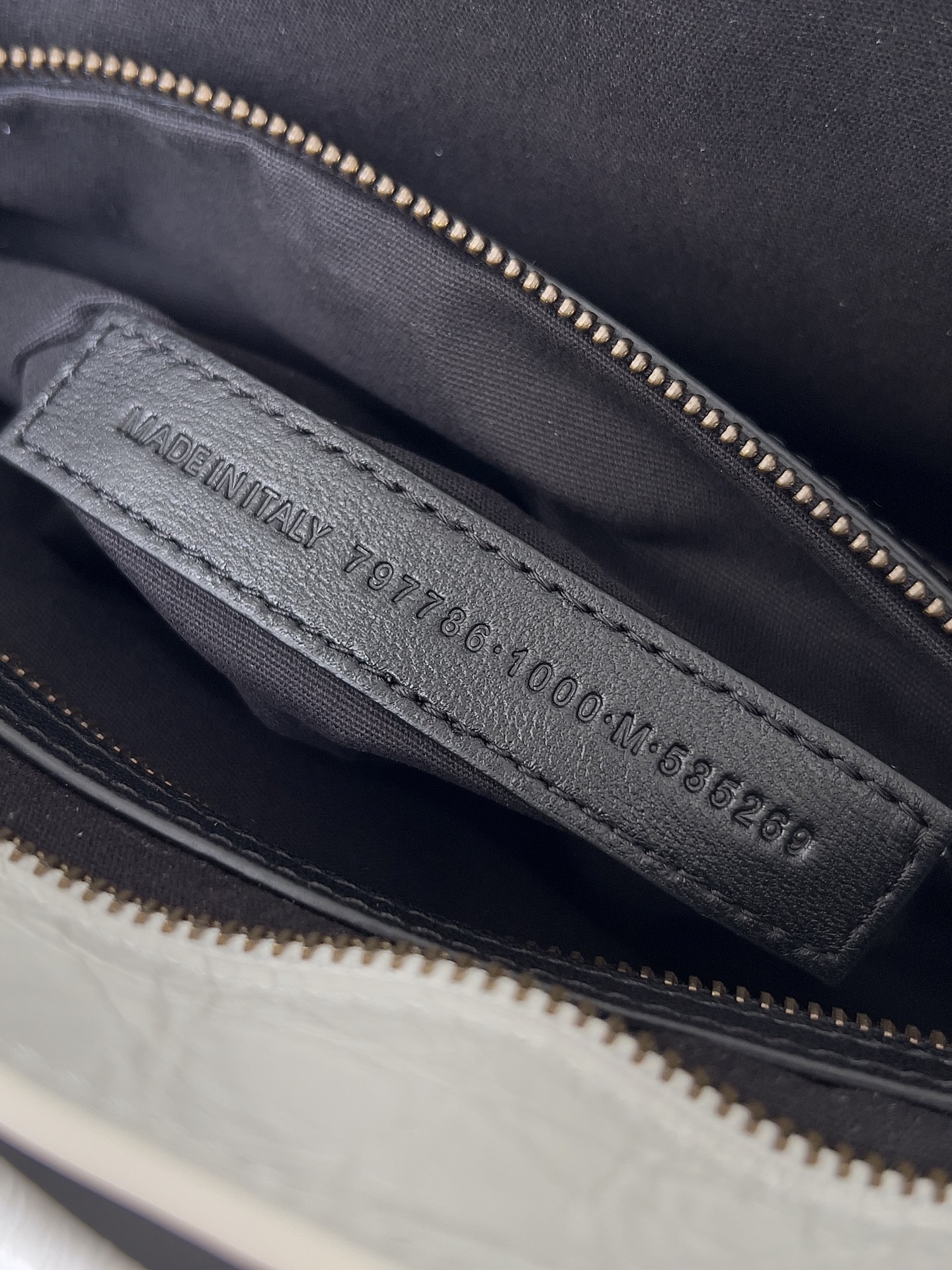 𝗕𝗔𝗟𝗘𝗡𝗖𝗜𝗔𝗚𝗔*𝗟𝗘 𝗖𝗜𝗧𝗬
最具标志性手袋Le City系列✴️2024该系列强势回归 重新演绎经典👜和经典系列稍有不同的是取消了镜子和卡包，肩带的设计也更加适合斜挎～小细节的变动让整体更显轻盈🌬️新增的马卡龙色系格外适合春夏🌱不羁帅气的造型碰撞甜美色系 时尚感触手可得
款号：S5300
尺寸：长37 x 高23.4 x 宽14.9厘米