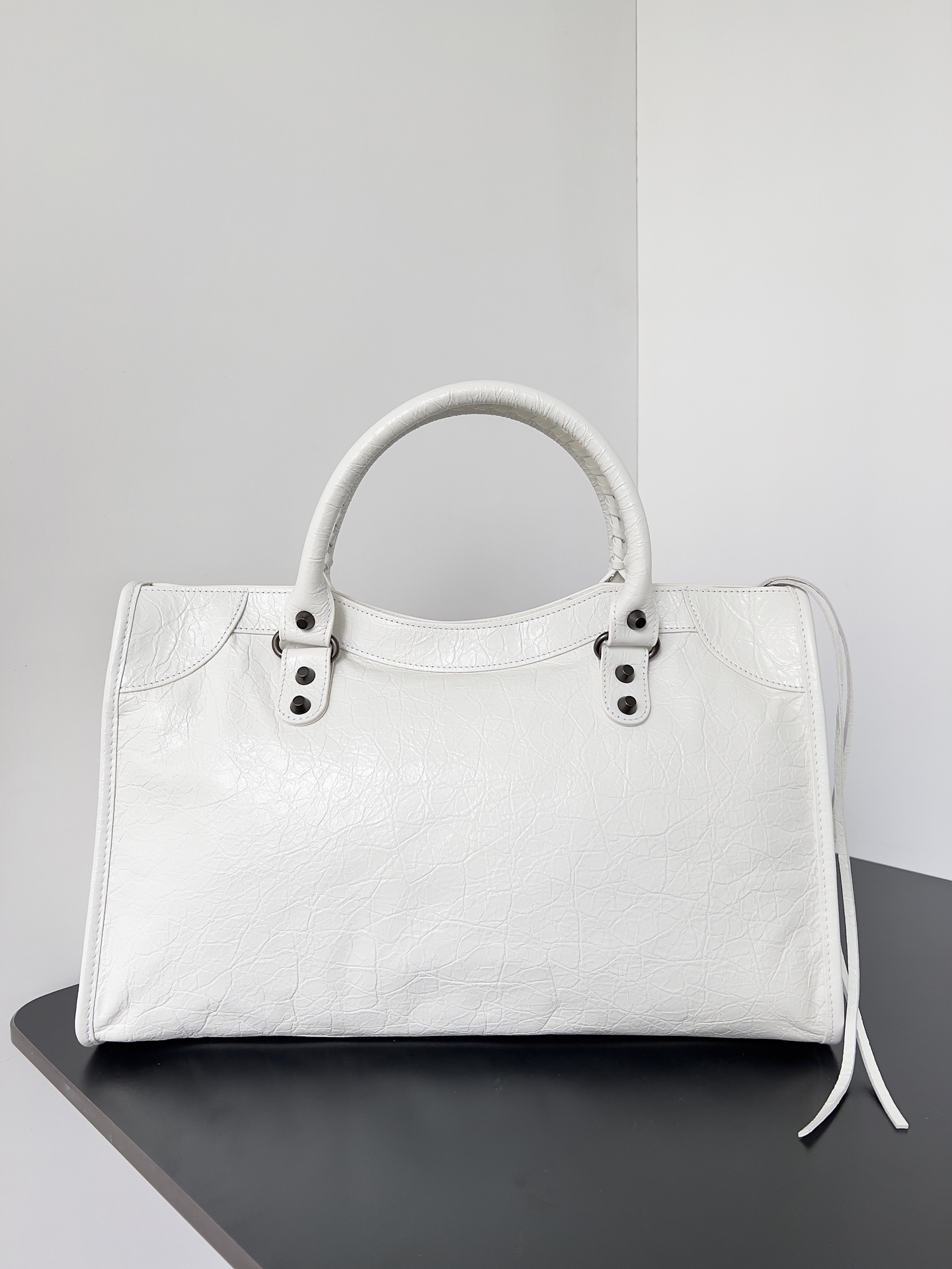 𝗕𝗔𝗟𝗘𝗡𝗖𝗜𝗔𝗚𝗔*𝗟𝗘 𝗖𝗜𝗧𝗬
最具标志性手袋Le City系列✴️2024该系列强势回归 重新演绎经典👜和经典系列稍有不同的是取消了镜子和卡包，肩带的设计也更加适合斜挎～小细节的变动让整体更显轻盈🌬️新增的马卡龙色系格外适合春夏🌱不羁帅气的造型碰撞甜美色系 时尚感触手可得
款号：S5300
尺寸：长37 x 高23.4 x 宽14.9厘米