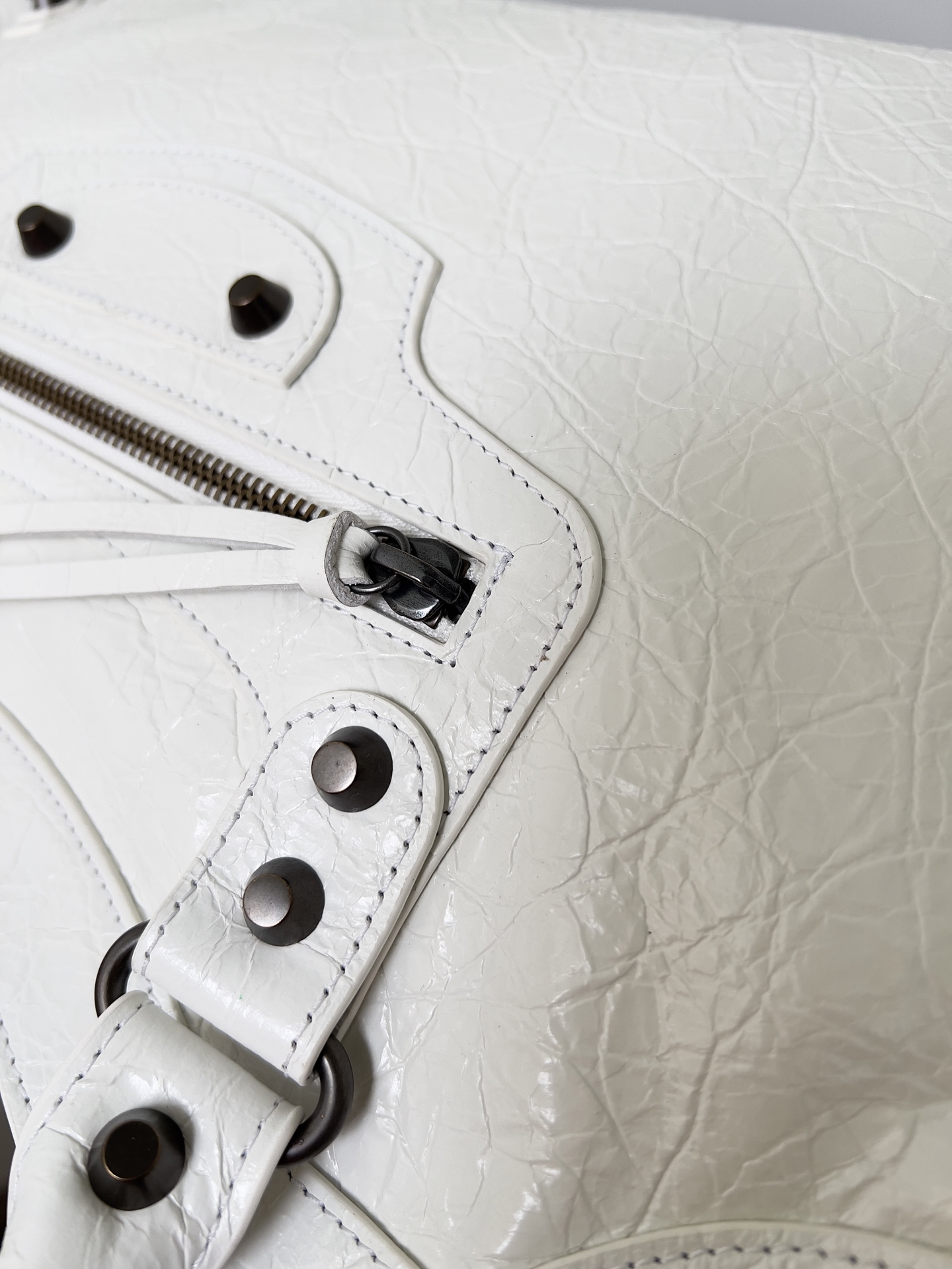 𝗕𝗔𝗟𝗘𝗡𝗖𝗜𝗔𝗚𝗔*𝗟𝗘 𝗖𝗜𝗧𝗬
最具标志性手袋Le City系列✴️2024该系列强势回归 重新演绎经典👜和经典系列稍有不同的是取消了镜子和卡包，肩带的设计也更加适合斜挎～小细节的变动让整体更显轻盈🌬️新增的马卡龙色系格外适合春夏🌱不羁帅气的造型碰撞甜美色系 时尚感触手可得
款号：S5300
尺寸：长37 x 高23.4 x 宽14.9厘米