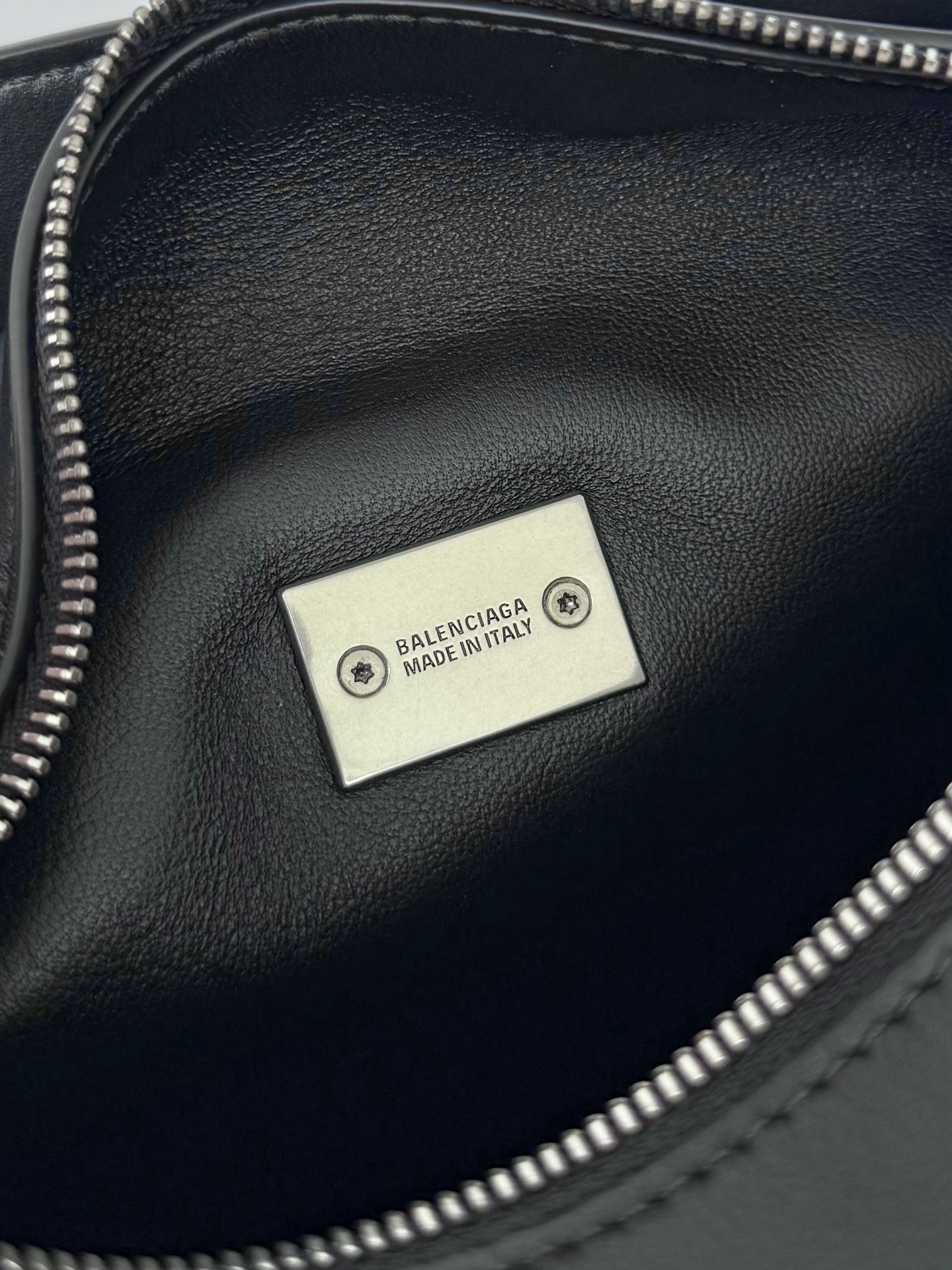 𝐁𝐚𝐥𝐞𝐧𝐜𝐢𝐚𝐠𝐚 𝐑𝐨𝐝𝐞𝐨 🖤🖤
Rodeo家族新成员来啦～📷相机包不止巴里巴气 简约的外观设计搭配上精致的金属锁扣，质感满满‼️不管是手拎还是斜挎，都能轻松适配各种风格，又是一只超级酷的包包🕶️能提升整体造型的时尚度，成为吸睛的焦点
款号：8813
尺寸：长22.8 x 高15.4 x 宽9.9厘米