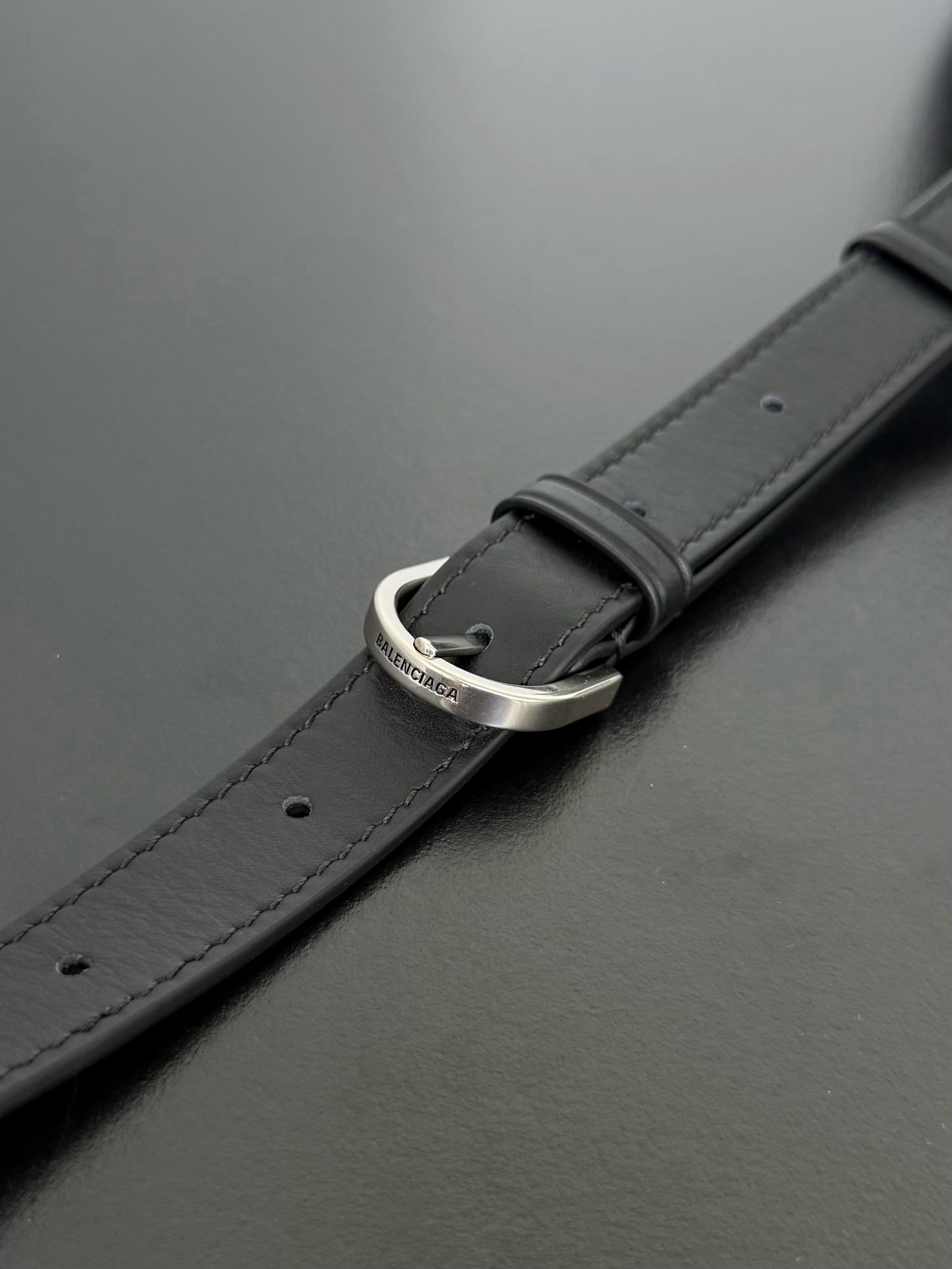 𝐁𝐚𝐥𝐞𝐧𝐜𝐢𝐚𝐠𝐚 𝐑𝐨𝐝𝐞𝐨 🖤🖤
Rodeo家族新成员来啦～📷相机包不止巴里巴气 简约的外观设计搭配上精致的金属锁扣，质感满满‼️不管是手拎还是斜挎，都能轻松适配各种风格，又是一只超级酷的包包🕶️能提升整体造型的时尚度，成为吸睛的焦点
款号：8813
尺寸：长22.8 x 高15.4 x 宽9.9厘米