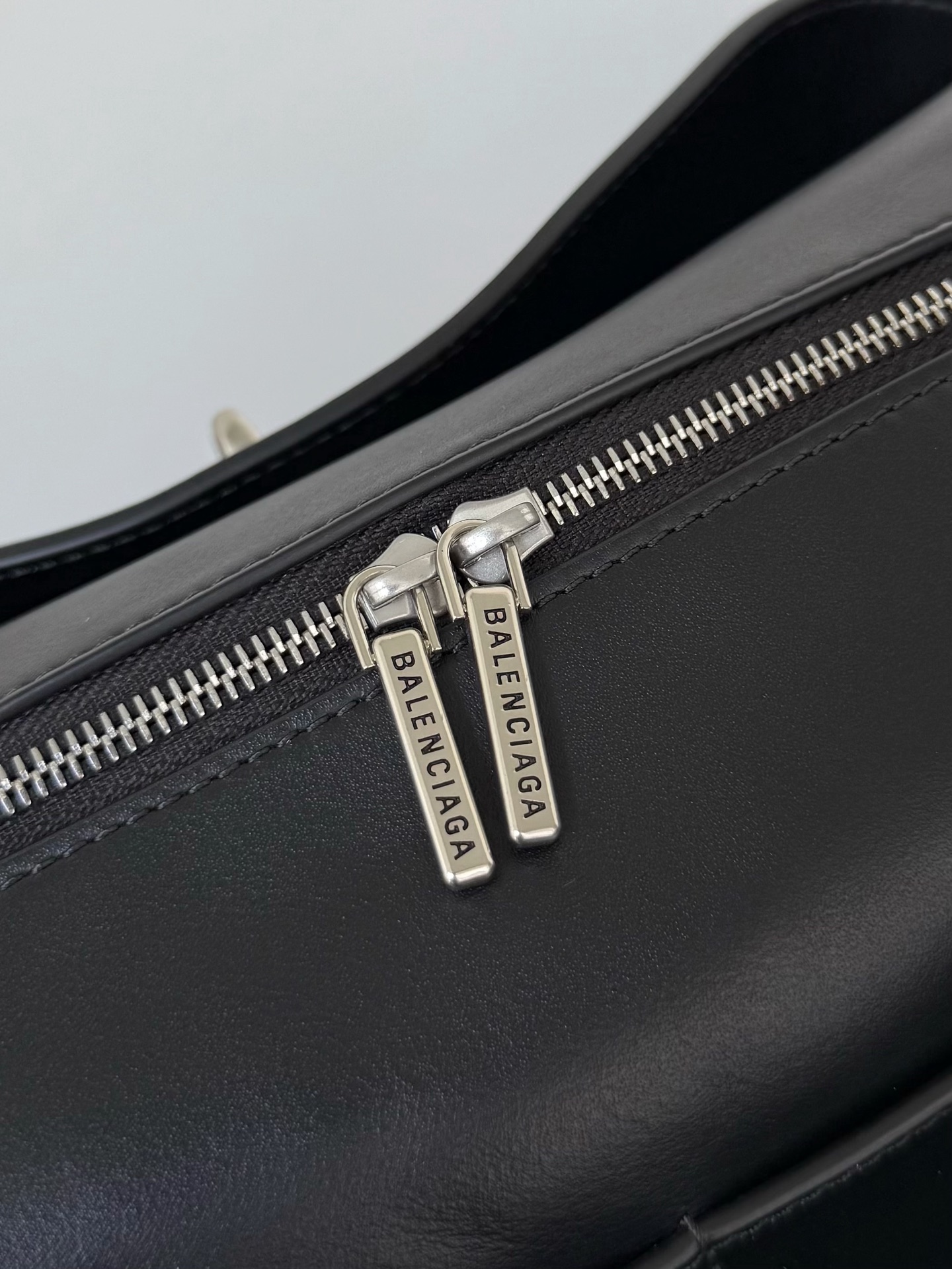 𝐁𝐚𝐥𝐞𝐧𝐜𝐢𝐚𝐠𝐚 𝐑𝐨𝐝𝐞𝐨 🖤🖤
Rodeo家族新成员来啦～📷相机包不止巴里巴气 简约的外观设计搭配上精致的金属锁扣，质感满满‼️不管是手拎还是斜挎，都能轻松适配各种风格，又是一只超级酷的包包🕶️能提升整体造型的时尚度，成为吸睛的焦点
款号：8813
尺寸：长22.8 x 高15.4 x 宽9.9厘米