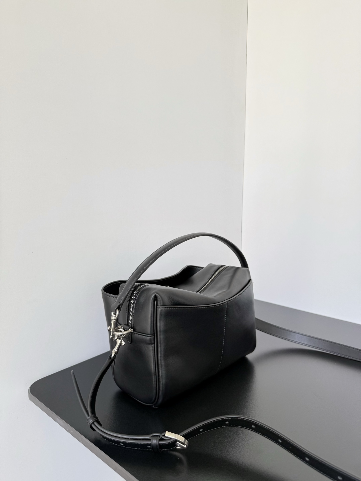 𝐁𝐚𝐥𝐞𝐧𝐜𝐢𝐚𝐠𝐚 𝐑𝐨𝐝𝐞𝐨 🖤🖤
Rodeo家族新成员来啦～📷相机包不止巴里巴气 简约的外观设计搭配上精致的金属锁扣，质感满满‼️不管是手拎还是斜挎，都能轻松适配各种风格，又是一只超级酷的包包🕶️能提升整体造型的时尚度，成为吸睛的焦点
款号：8813
尺寸：长22.8 x 高15.4 x 宽9.9厘米