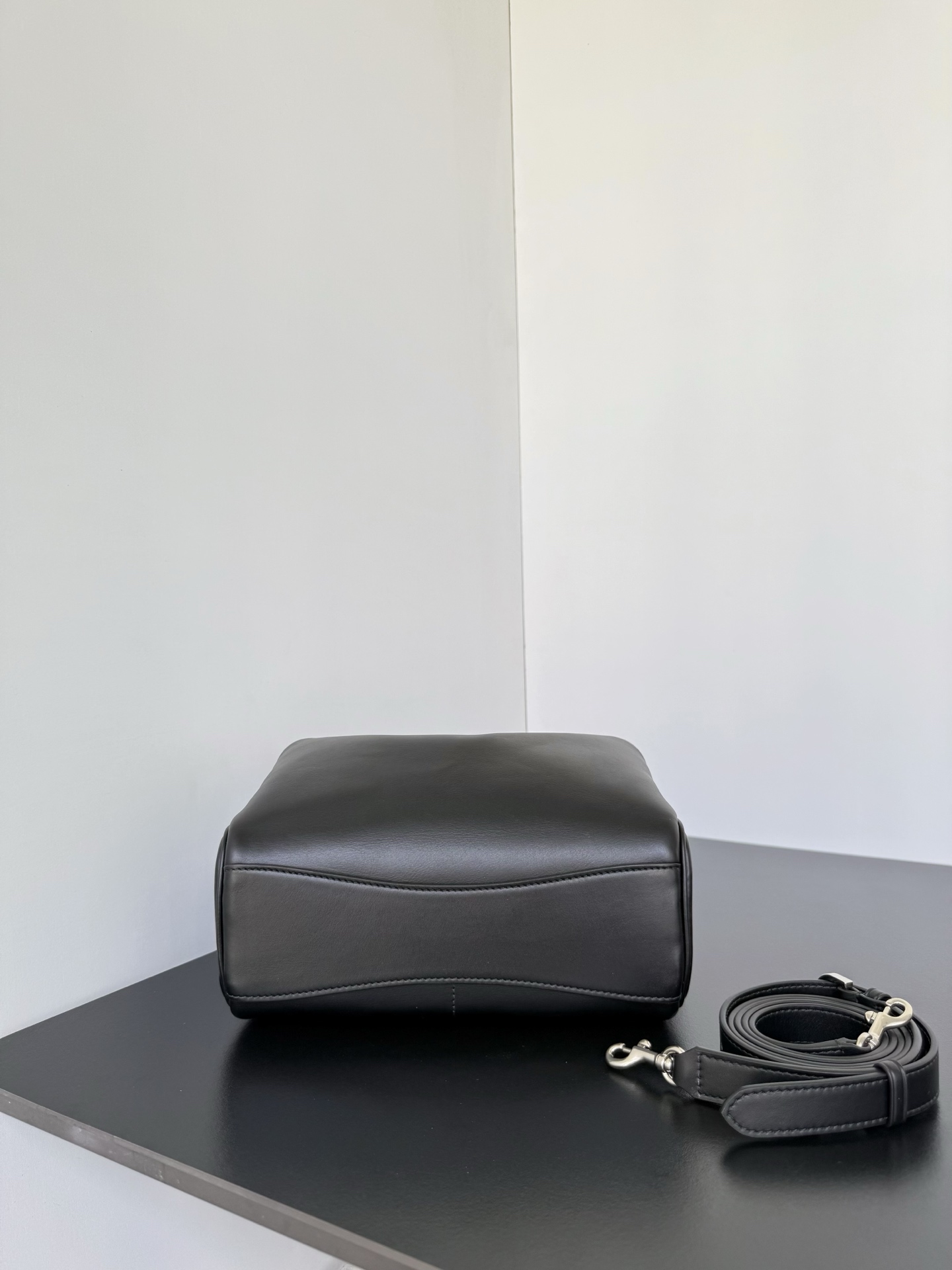 𝐁𝐚𝐥𝐞𝐧𝐜𝐢𝐚𝐠𝐚 𝐑𝐨𝐝𝐞𝐨 🖤🖤
Rodeo家族新成员来啦～📷相机包不止巴里巴气 简约的外观设计搭配上精致的金属锁扣，质感满满‼️不管是手拎还是斜挎，都能轻松适配各种风格，又是一只超级酷的包包🕶️能提升整体造型的时尚度，成为吸睛的焦点
款号：8813
尺寸：长22.8 x 高15.4 x 宽9.9厘米