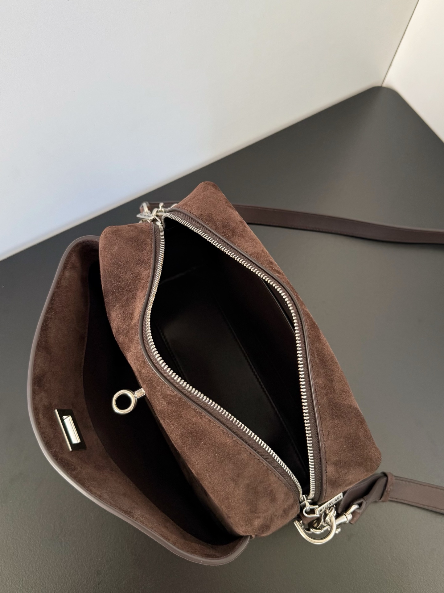 𝐁𝐚𝐥𝐞𝐧𝐜𝐢𝐚𝐠𝐚 𝐑𝐨𝐝𝐞𝐨 🖤🖤
Rodeo家族新成员来啦～📷相机包不止巴里巴气 简约的外观设计搭配上精致的金属锁扣，质感满满‼️不管是手拎还是斜挎，都能轻松适配各种风格，又是一只超级酷的包包🕶️能提升整体造型的时尚度，成为吸睛的焦点
款号：A8813
尺寸：长22.8 x 高15.4 x 宽9.9厘米