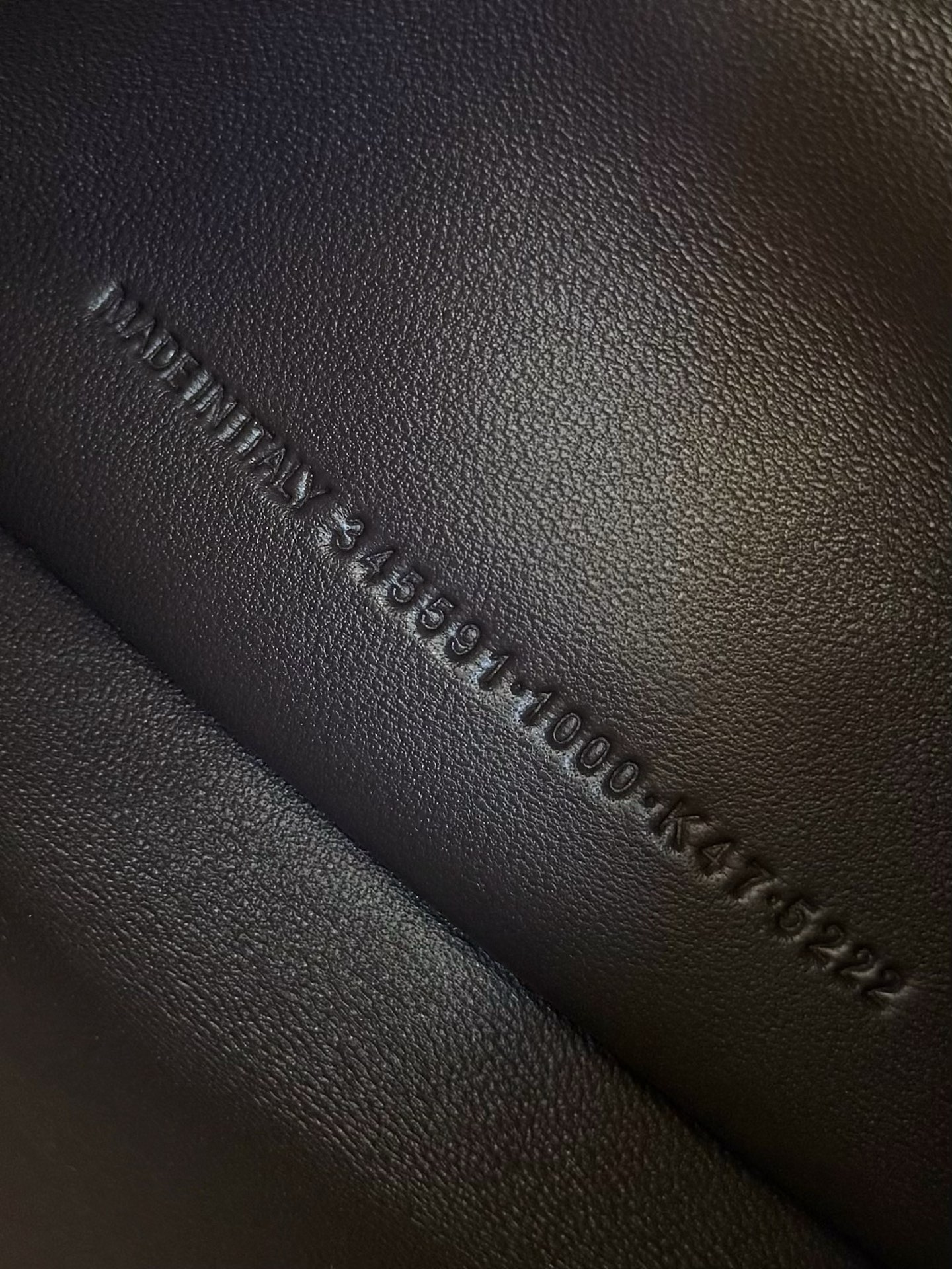 𝐁𝐚𝐥𝐞𝐧𝐜𝐢𝐚𝐠𝐚 𝐑𝐨𝐝𝐞𝐨 🖤🖤
Rodeo家族新成员来啦～📷相机包不止巴里巴气 简约的外观设计搭配上精致的金属锁扣，质感满满‼️不管是手拎还是斜挎，都能轻松适配各种风格，又是一只超级酷的包包🕶️能提升整体造型的时尚度，成为吸睛的焦点
款号：A8813
尺寸：长22.8 x 高15.4 x 宽9.9厘米