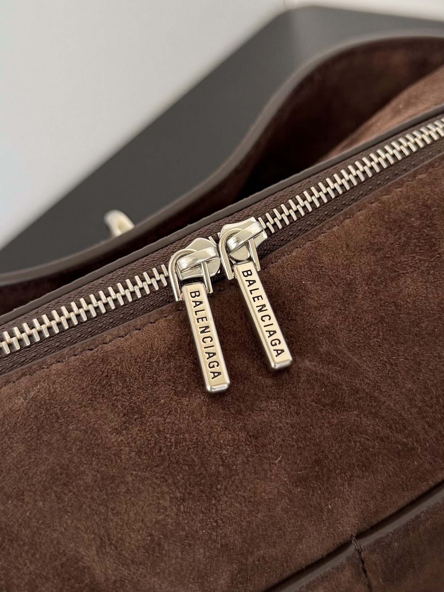 𝐁𝐚𝐥𝐞𝐧𝐜𝐢𝐚𝐠𝐚 𝐑𝐨𝐝𝐞𝐨 🖤🖤
Rodeo家族新成员来啦～📷相机包不止巴里巴气 简约的外观设计搭配上精致的金属锁扣，质感满满‼️不管是手拎还是斜挎，都能轻松适配各种风格，又是一只超级酷的包包🕶️能提升整体造型的时尚度，成为吸睛的焦点
款号：A8813
尺寸：长22.8 x 高15.4 x 宽9.9厘米