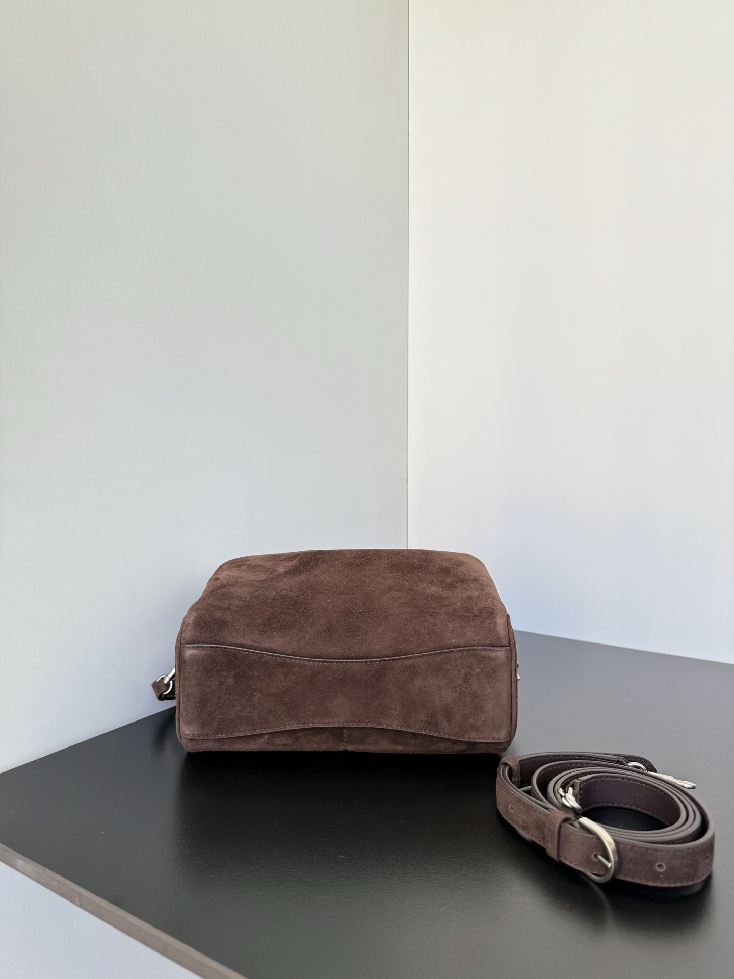 𝐁𝐚𝐥𝐞𝐧𝐜𝐢𝐚𝐠𝐚 𝐑𝐨𝐝𝐞𝐨 🖤🖤
Rodeo家族新成员来啦～📷相机包不止巴里巴气 简约的外观设计搭配上精致的金属锁扣，质感满满‼️不管是手拎还是斜挎，都能轻松适配各种风格，又是一只超级酷的包包🕶️能提升整体造型的时尚度，成为吸睛的焦点
款号：A8813
尺寸：长22.8 x 高15.4 x 宽9.9厘米