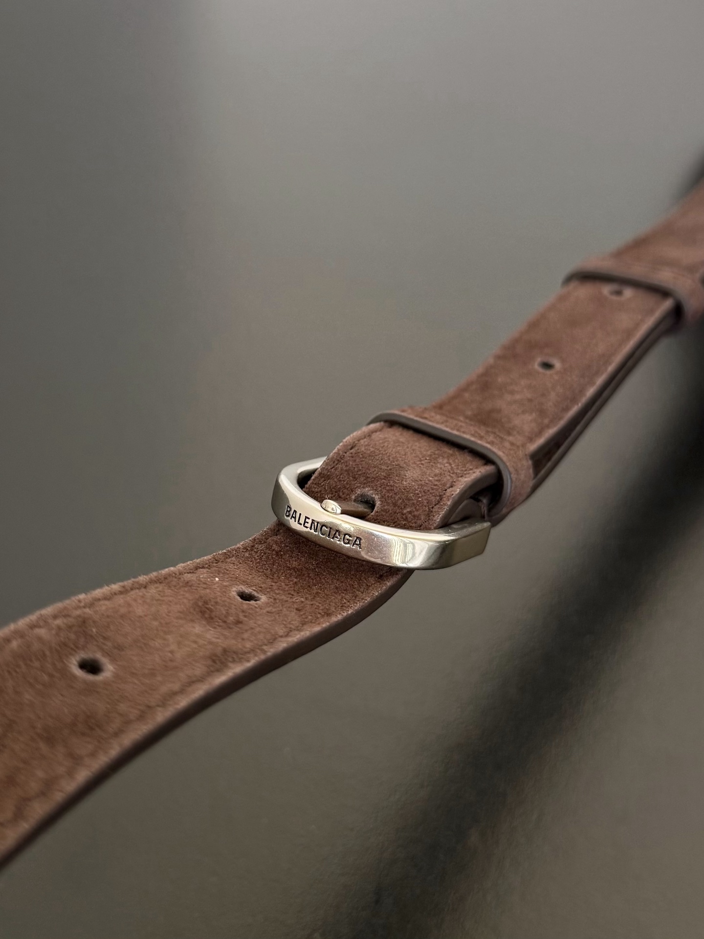 𝐁𝐚𝐥𝐞𝐧𝐜𝐢𝐚𝐠𝐚 𝐑𝐨𝐝𝐞𝐨 🖤🖤
Rodeo家族新成员来啦～📷相机包不止巴里巴气 简约的外观设计搭配上精致的金属锁扣，质感满满‼️不管是手拎还是斜挎，都能轻松适配各种风格，又是一只超级酷的包包🕶️能提升整体造型的时尚度，成为吸睛的焦点
款号：A8813
尺寸：长22.8 x 高15.4 x 宽9.9厘米