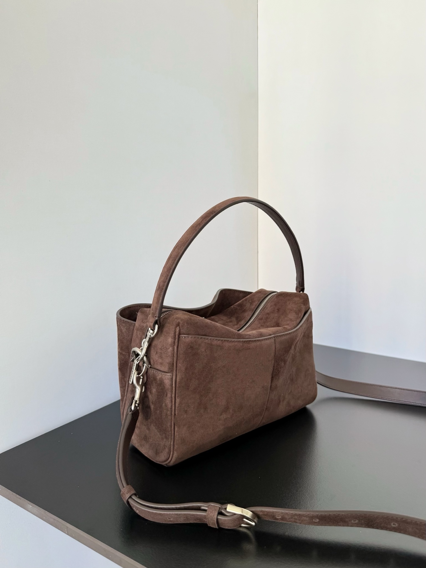 𝐁𝐚𝐥𝐞𝐧𝐜𝐢𝐚𝐠𝐚 𝐑𝐨𝐝𝐞𝐨 🖤🖤
Rodeo家族新成员来啦～📷相机包不止巴里巴气 简约的外观设计搭配上精致的金属锁扣，质感满满‼️不管是手拎还是斜挎，都能轻松适配各种风格，又是一只超级酷的包包🕶️能提升整体造型的时尚度，成为吸睛的焦点
款号：A8813
尺寸：长22.8 x 高15.4 x 宽9.9厘米