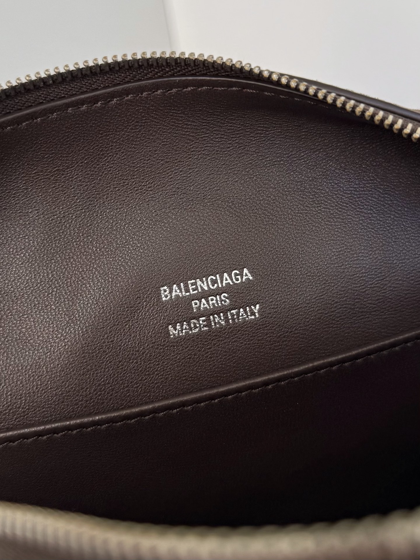 𝐁𝐚𝐥𝐞𝐧𝐜𝐢𝐚𝐠𝐚 𝐑𝐨𝐝𝐞𝐨 🖤🖤
Rodeo家族新成员来啦～📷相机包不止巴里巴气 简约的外观设计搭配上精致的金属锁扣，质感满满‼️不管是手拎还是斜挎，都能轻松适配各种风格，又是一只超级酷的包包🕶️能提升整体造型的时尚度，成为吸睛的焦点
款号：A8813
尺寸：长22.8 x 高15.4 x 宽9.9厘米