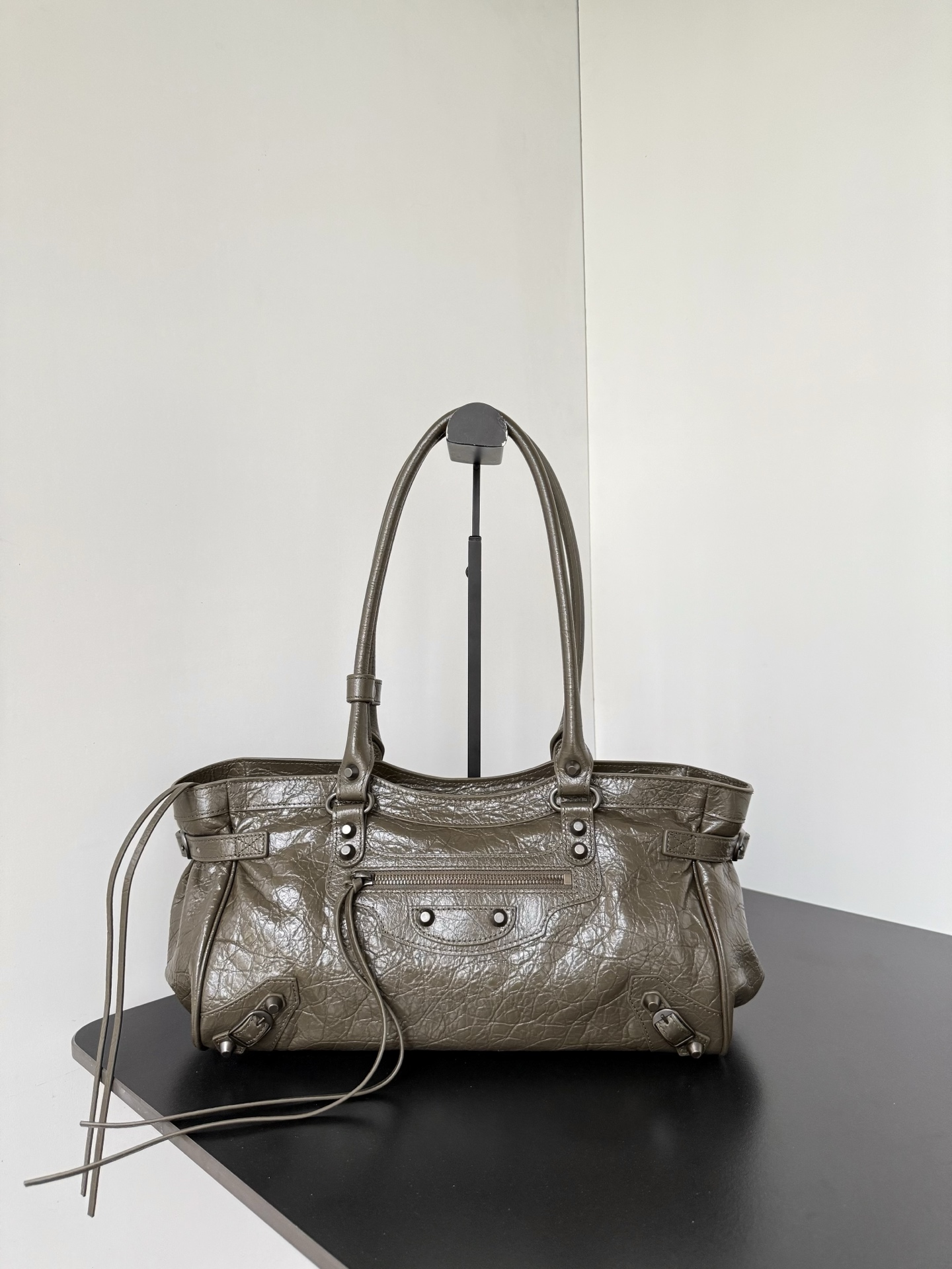 NO:770384,* - Le City East-West perfectly interprets what it means to be both beautiful and functional. The limited-edition extended shoulder strap for the first release of the Autumn 25 series is just perfect for carrying on the shoulder. The new design can really be carried out. It is fashionable, relaxed, beautiful and low-key, but has a memorable point. The more you look at it, the more attractive it becomes!  Model: 845704 Green Dimensions: length 39.8 × height 17.7 × width 14.9 cm, Balenciaga, balenciaga19860909* - Le City East-West 完美诠释什么叫颜值功能兼备秋季25系列首发限定延长肩带肩背刚刚好～全新设计真正拎得出门,时髦又轻松美得低调但有记忆点,越看越耐看！ 型号:845704绿色 尺寸长39.8×高17.7×宽14.9厘米,巴黎世家,balenciaga,Bag