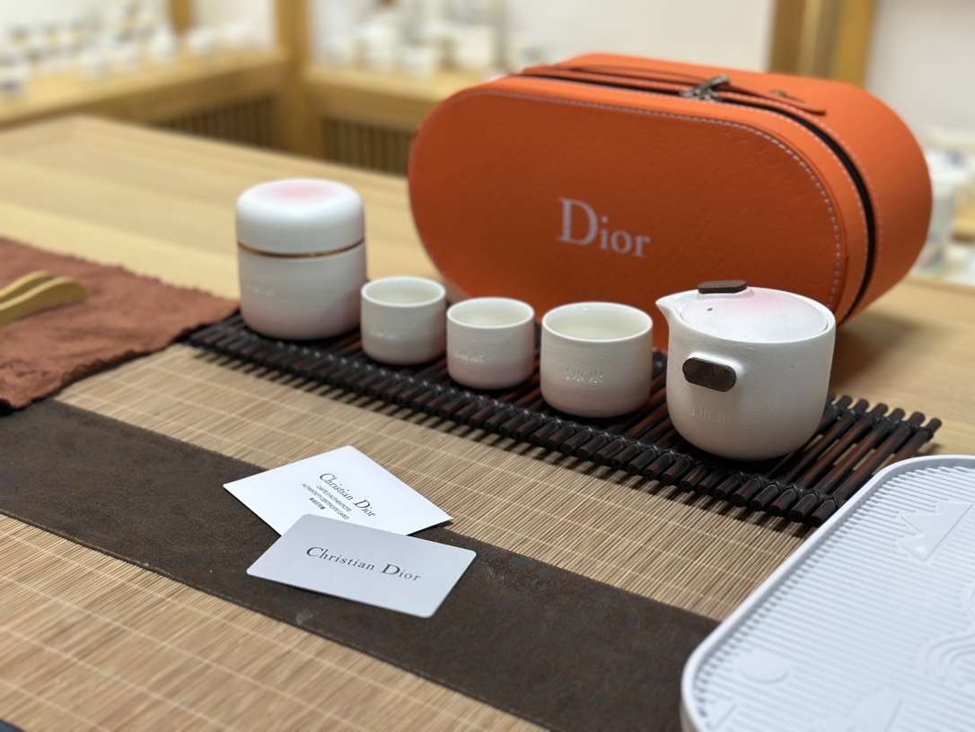 The new Dior DIOR Northern Lights Eight Head Travel Set is gradually - Lifestyle 6