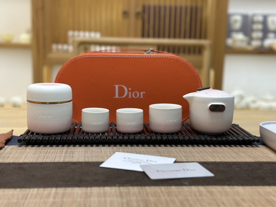 The new Dior DIOR Northern Lights Eight Head Travel Set is gradually - Lifestyle