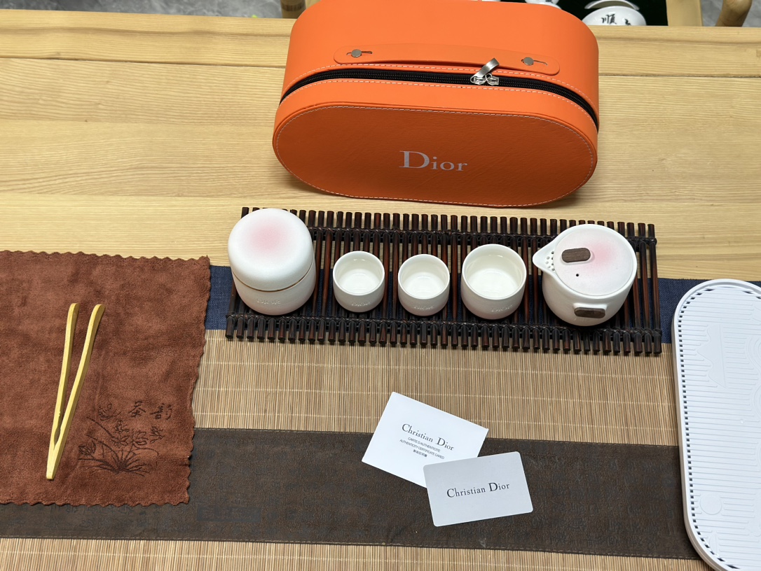 The new Dior DIOR Northern Lights Eight Head Travel Set is gradually - Lifestyle 7