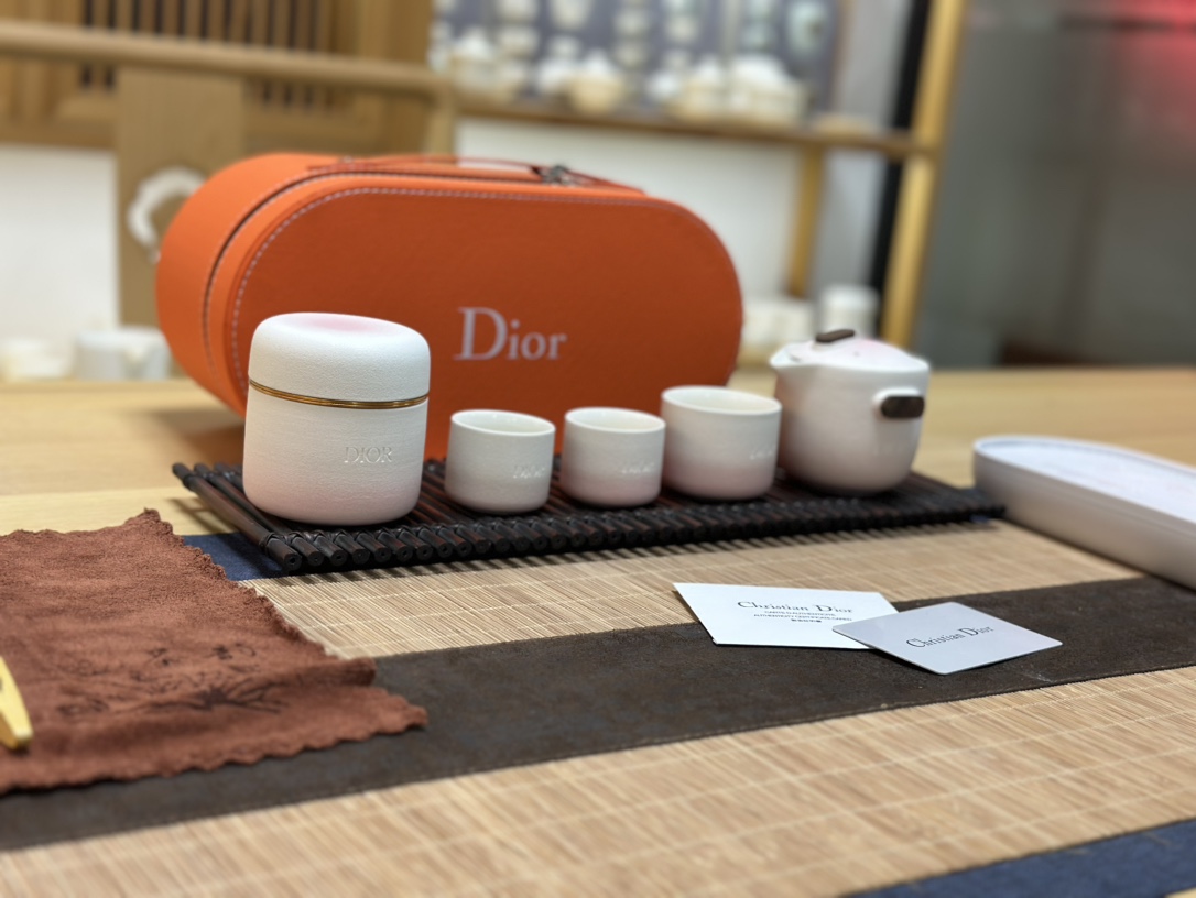 The new Dior DIOR Northern Lights Eight Head Travel Set is gradually - Lifestyle 2