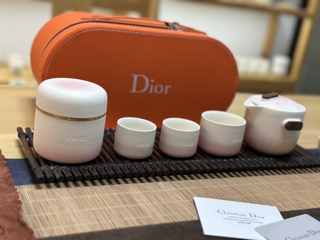 The new Dior DIOR Northern Lights Eight Head Travel Set is gradually - Lifestyle 5