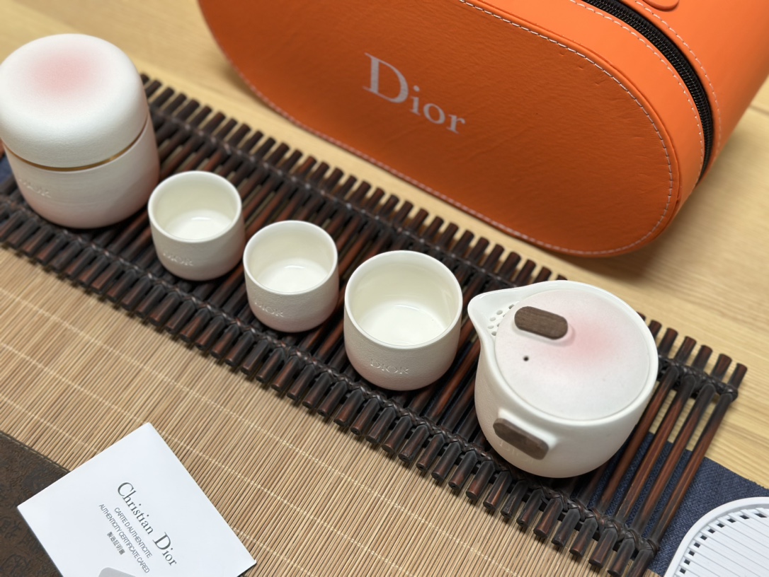 The new Dior DIOR Northern Lights Eight Head Travel Set is gradually - Lifestyle 8