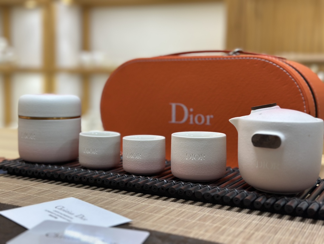 The new Dior DIOR Northern Lights Eight Head Travel Set is gradually - Lifestyle 3