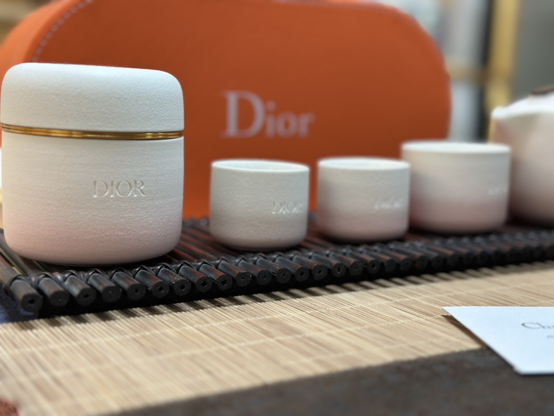 The new Dior DIOR Northern Lights Eight Head Travel Set is gradually - Lifestyle 4