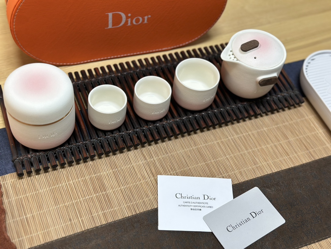 The new Dior DIOR Northern Lights Eight Head Travel Set is gradually - Lifestyle 9