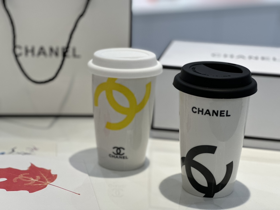 this paper cup is presented in Chanel's signature black-and-white color - Comprehensive